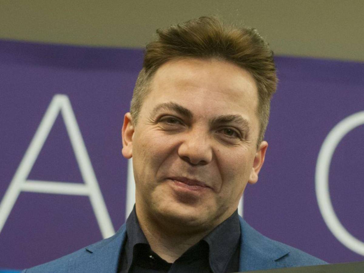 Cristian Castro demuestra que nunca es tarde: se gradúa de preparatoria a los 51 años