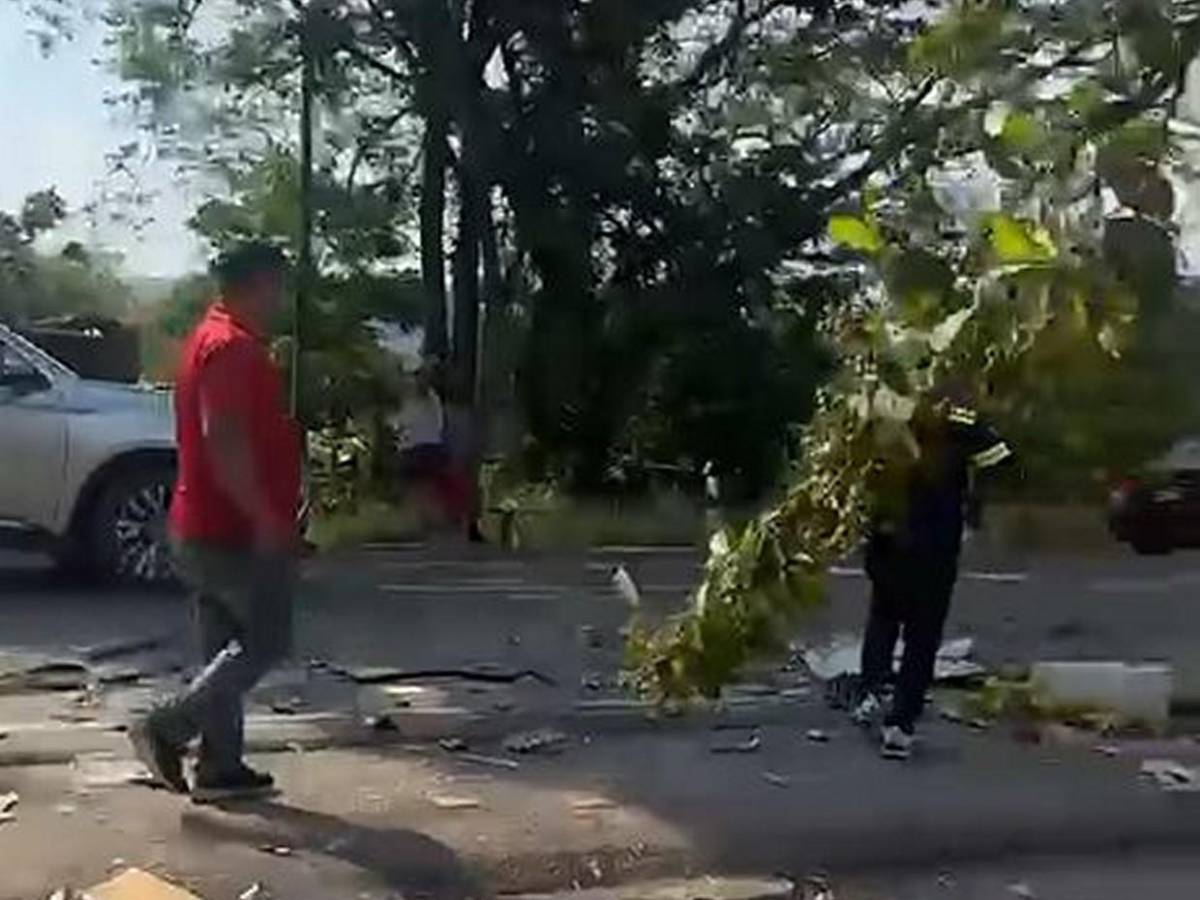 La caótica escena que dejó la colisión de un bus contra varios vehículos en Guaimaca