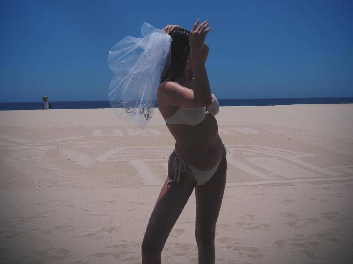 El minivestido de perlas y velo bride to be de Selena Gómez que todas las novias quieren copiar