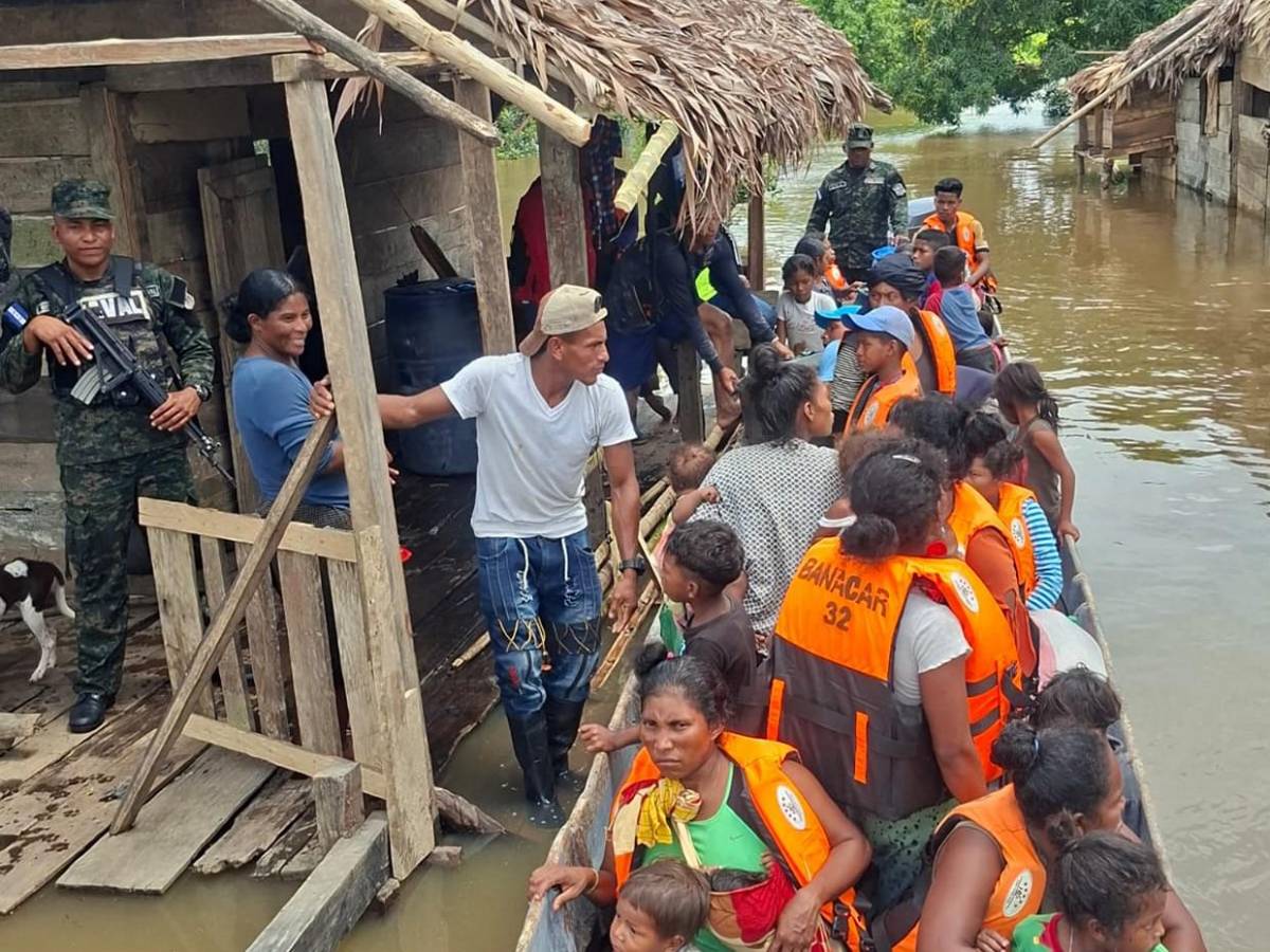 Evacúan a 146 personas, entre ellos 82 niños, por crecida de río Kruta en Gracias a Dios