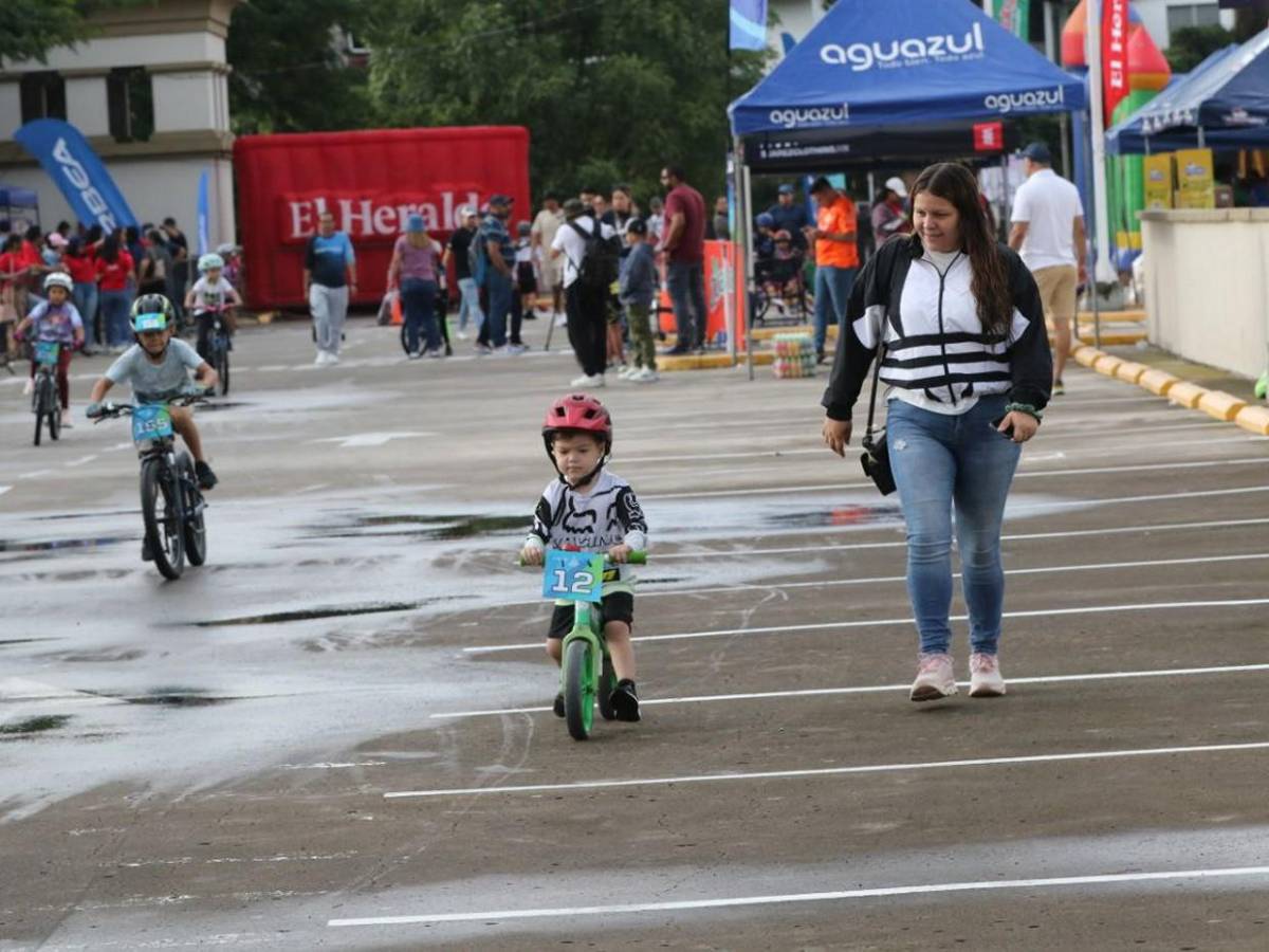Padres animan a sus pequeños y comparten su emoción en la Vuelta Infantil 2025