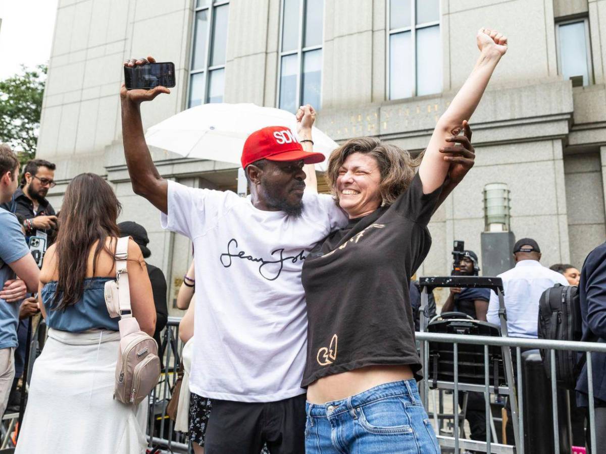 Familiares y fans celebran veredicto del jurado en el juicio de Sean Diddy Combs