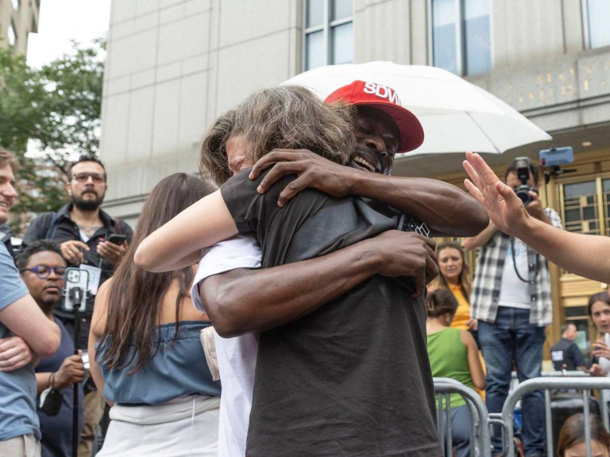 Familiares y fans celebran veredicto del jurado en el juicio de Sean Diddy Combs