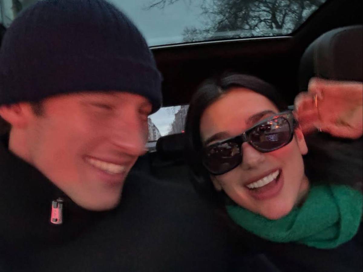 Dua Lipa confirma compromiso con Callum Turner y revela detalles de su anillo Dua Lipa confirma compromiso con Callum Turner y revela detalles de su anillo