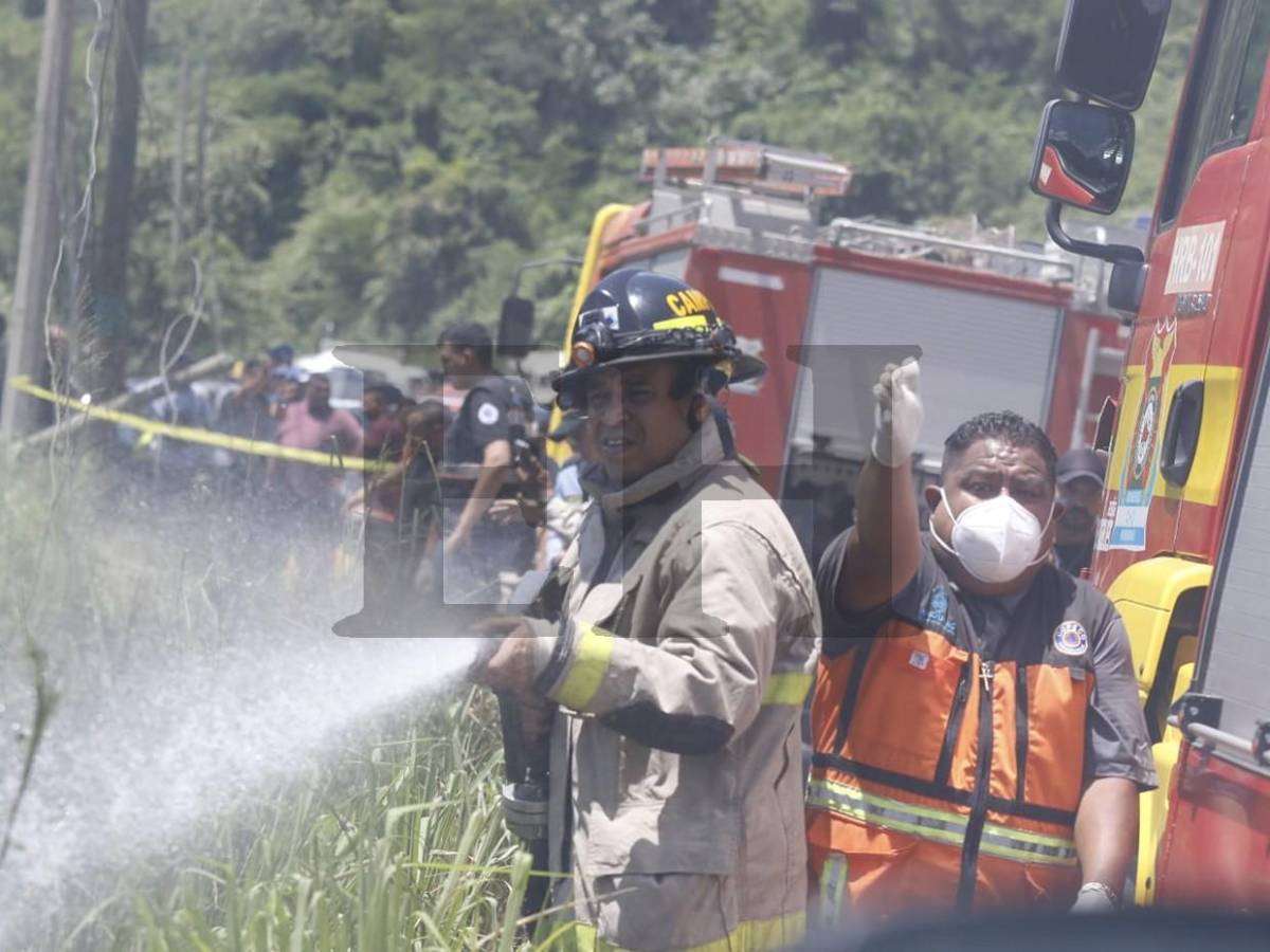 Carbonizadas quedaron víctimas de accidente de bus que cayó a abismo y se quemó