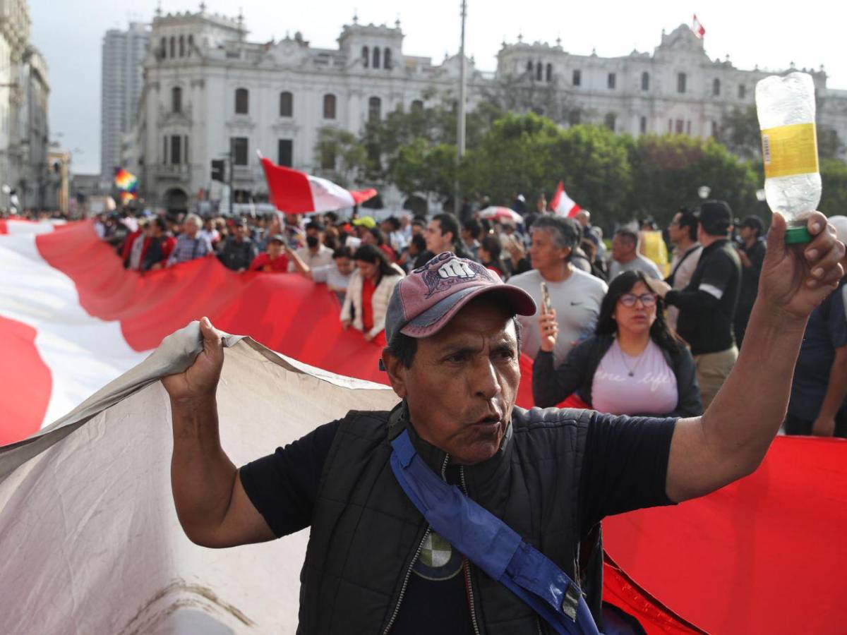 Jóvenes peruanos y colectivos sociales marcharon en Lima contra el gobierno de Dina Boluarte