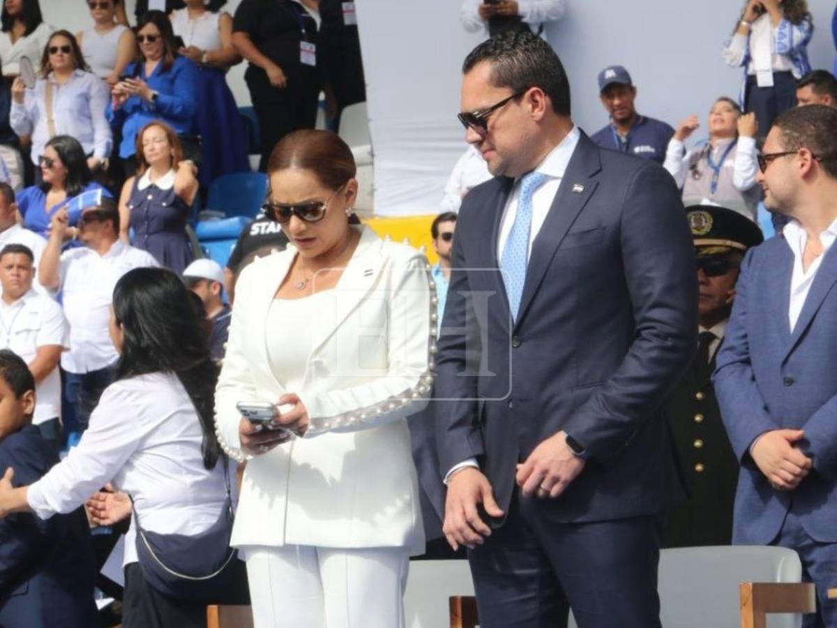 Tomás Zambrano y su esposa Yohana Lagos protagonizan romántico momento durante los desfiles patrios