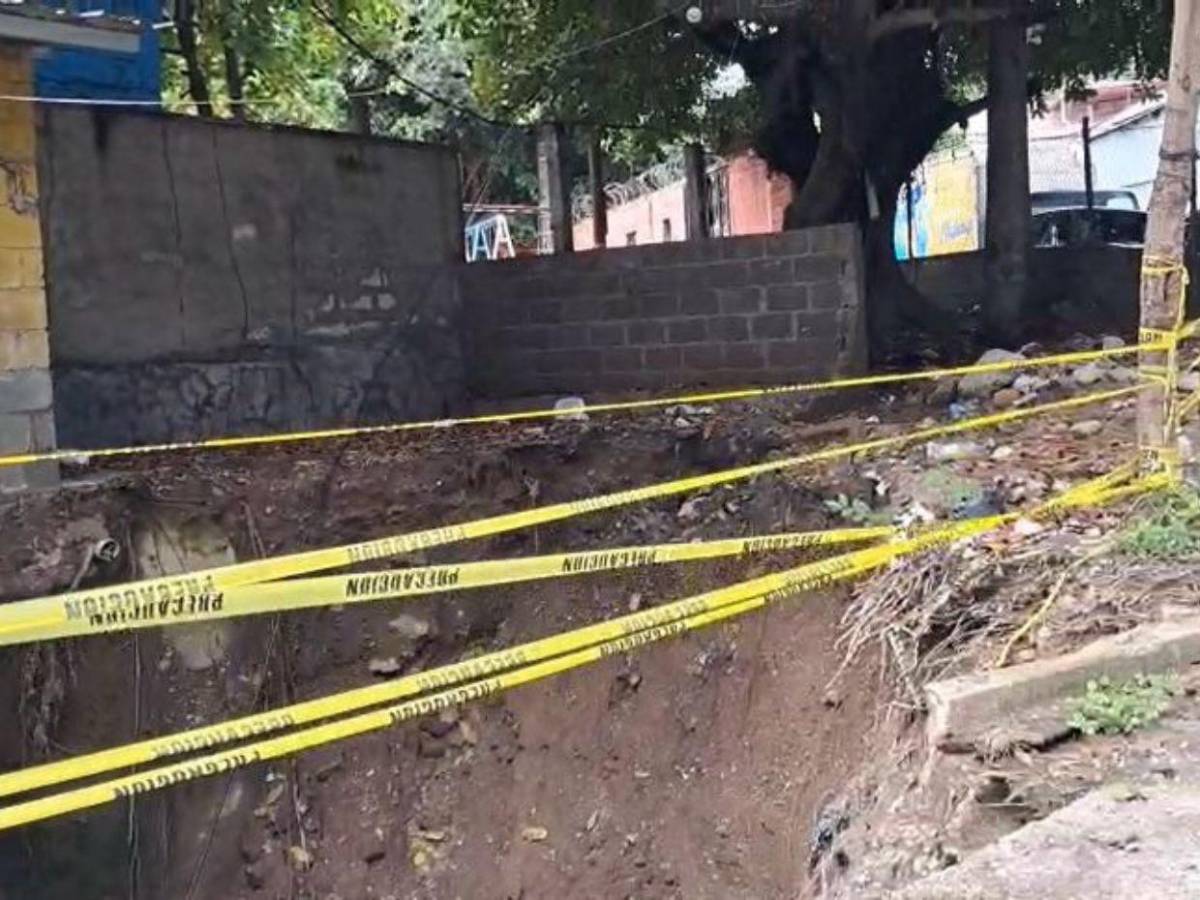 Enorme socavón pone en peligro a vecinos de la colonia Centroamérica Oeste
