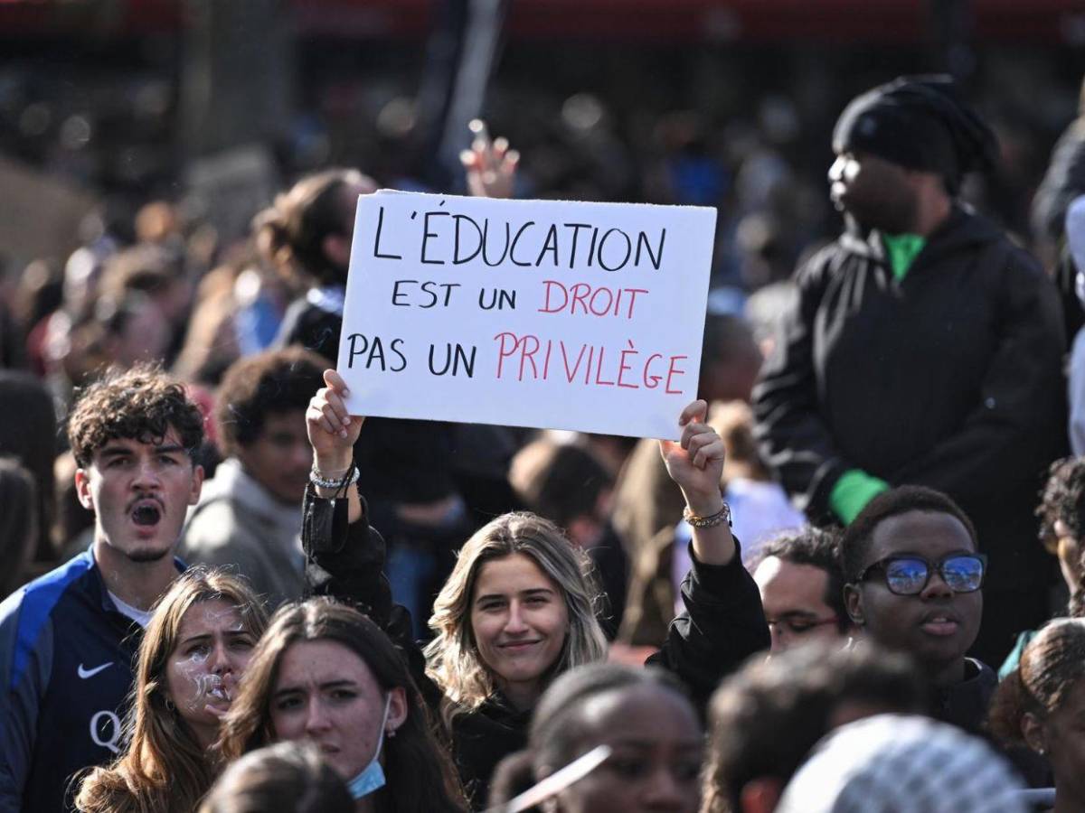 Saqueo de un instituto y choques con la Policía marcan protestas en Francia