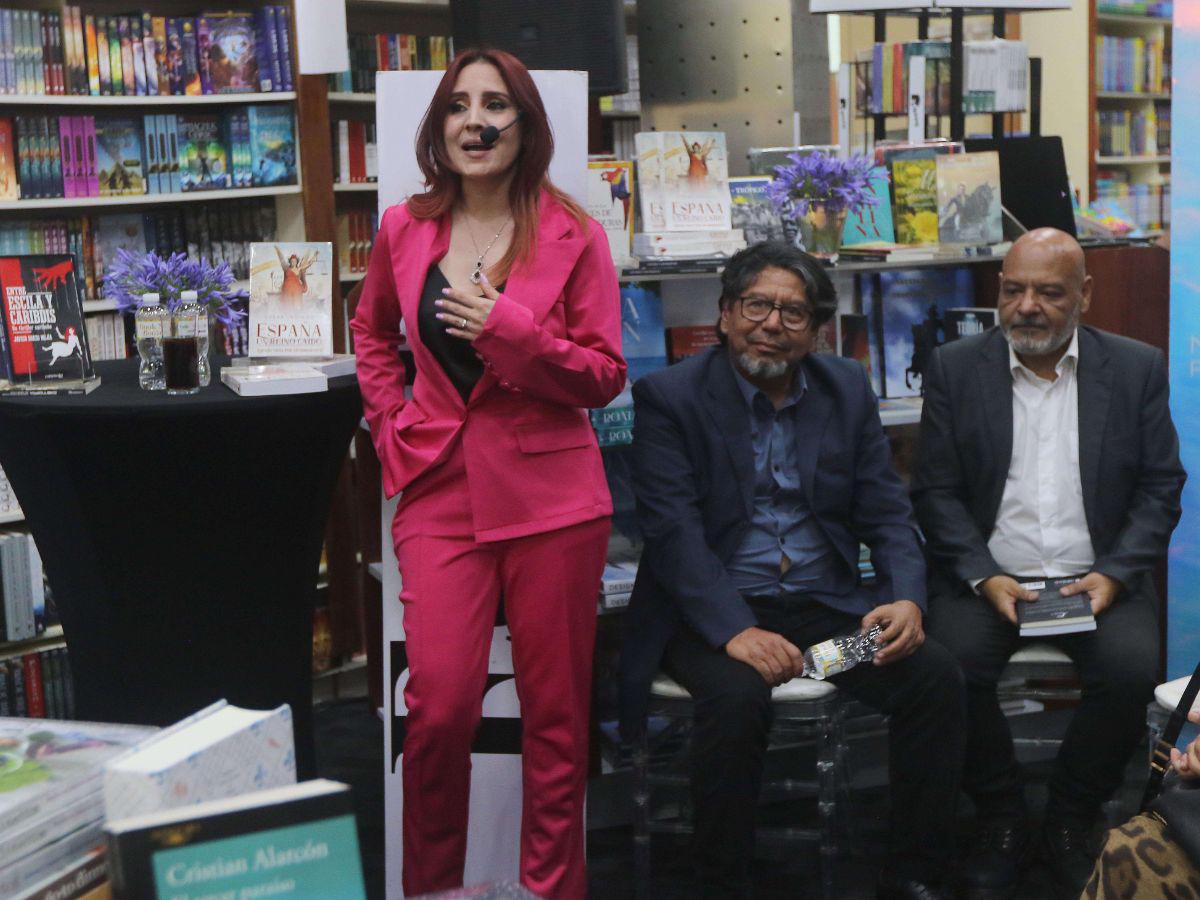 Cinthia Méndez discursando frente al auditorio que escuchaba atento.