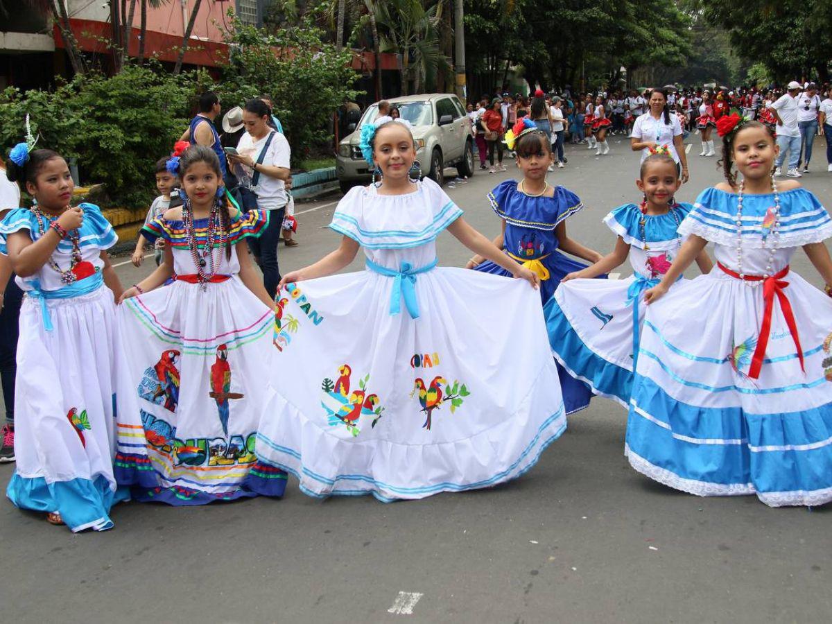 Con llamativos trajes, niños y niñas deslumbran en los desfiles en Comayagüela