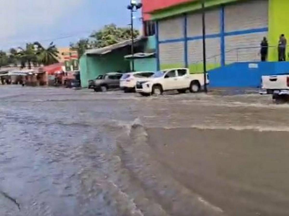 Media hora de lluvia colapsa calles y provoca caos vial en San Pedro Sula