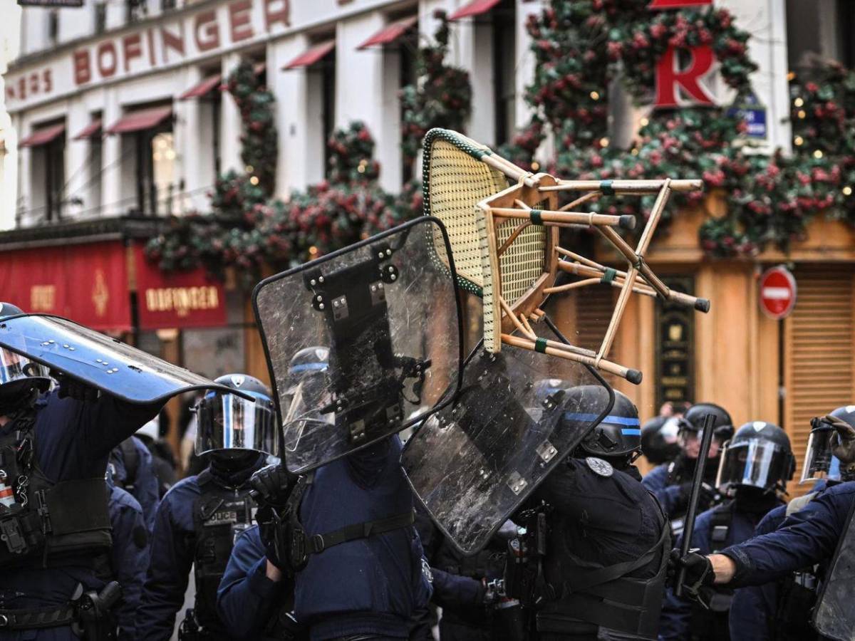 Saqueo de un instituto y choques con la Policía marcan protestas en Francia