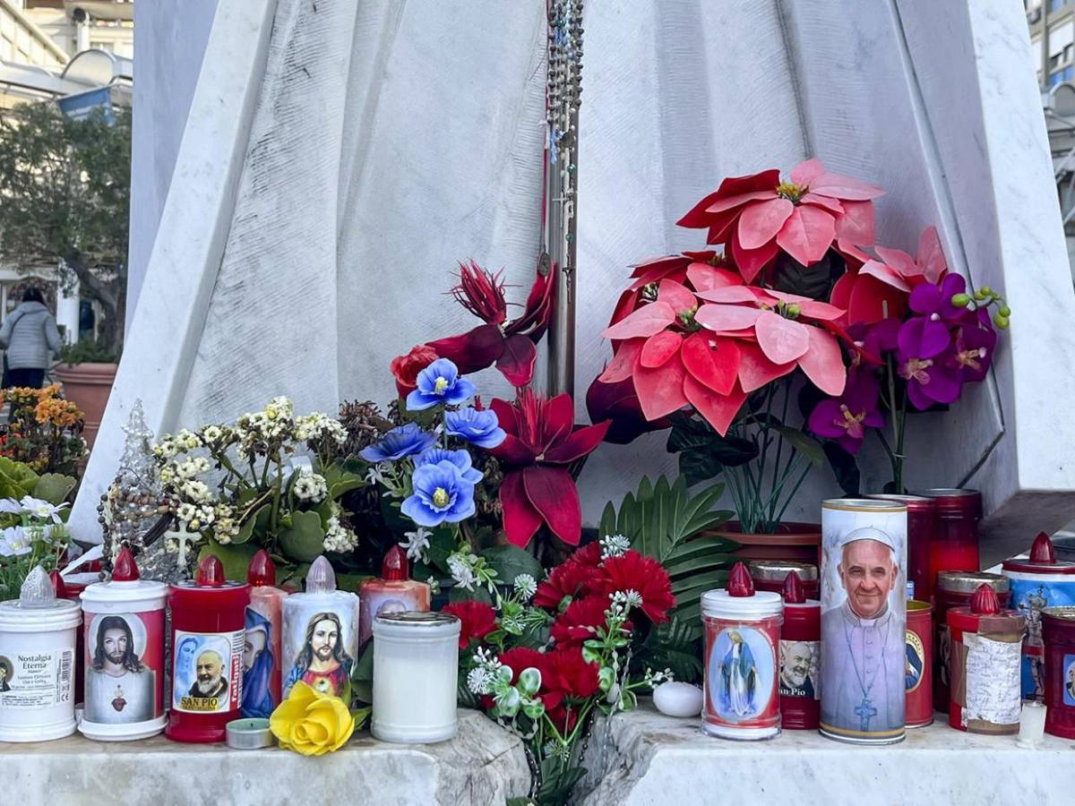 Con flores y velas frente a hospital, fieles improvisan altar por el papa Francisco