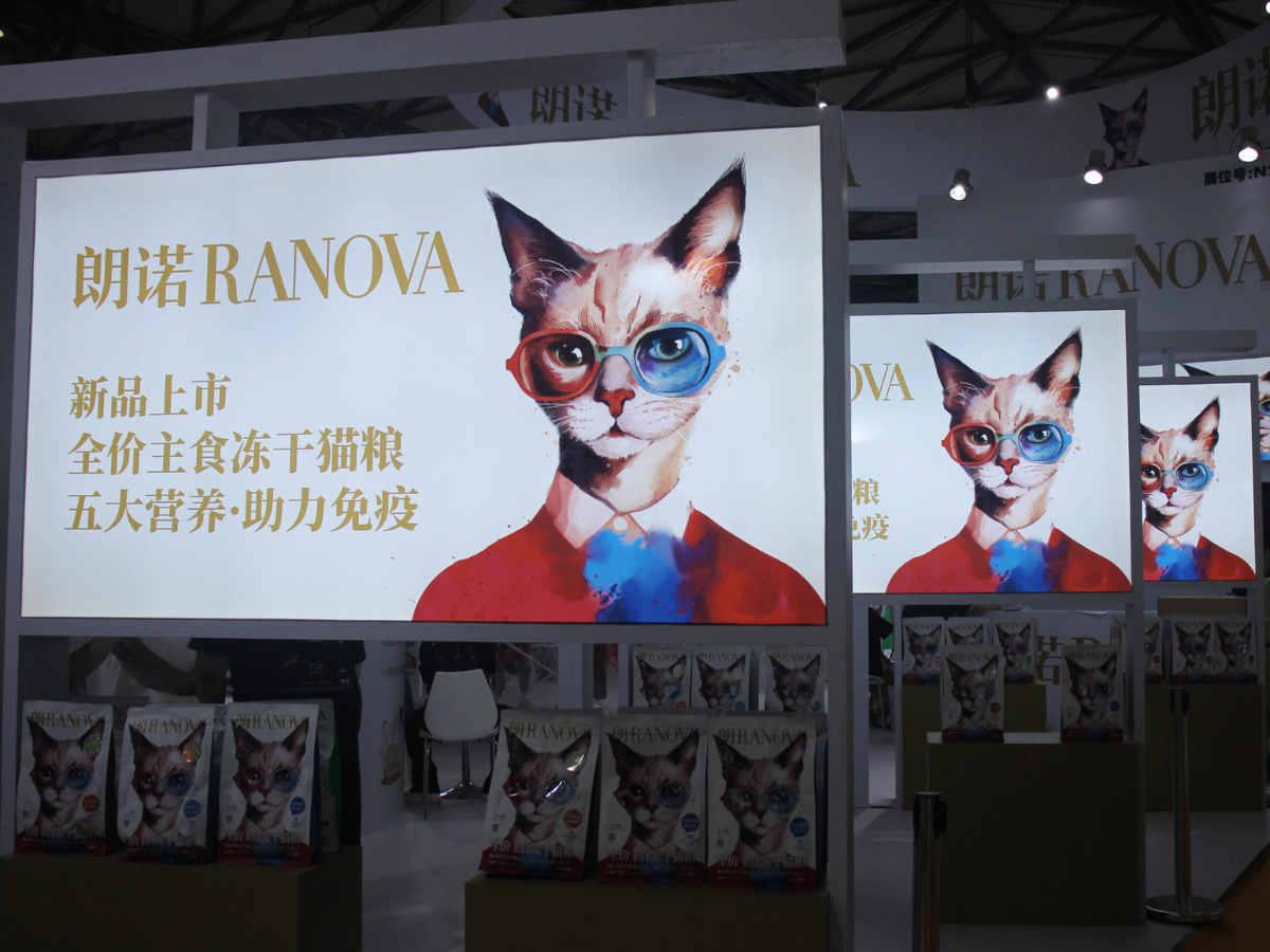 Vestidos de gala, robots y clones en una feria de mascotas en China