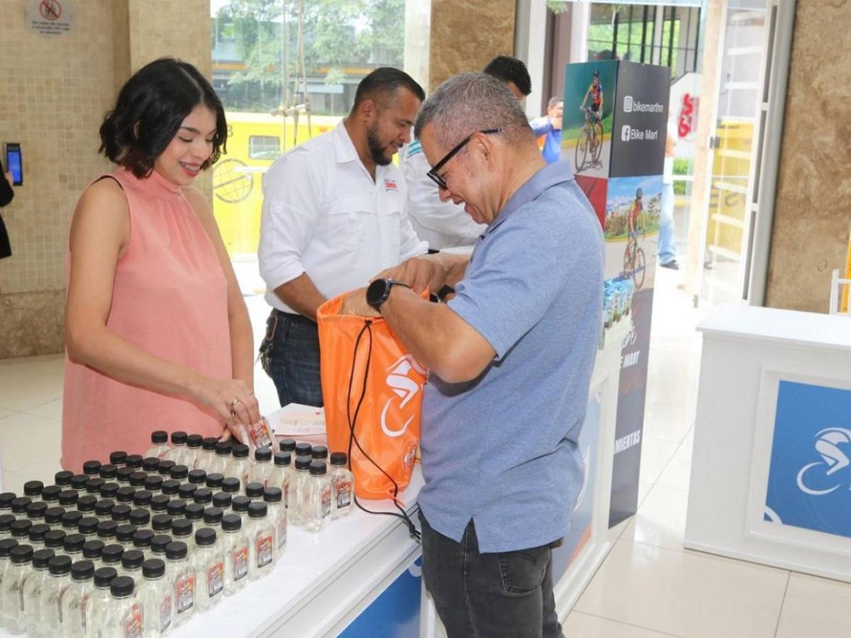 Entrega de kits en el arranque de la Vuelta EL HERALDO 2025, que reúne a mil ciclistas en Honduras