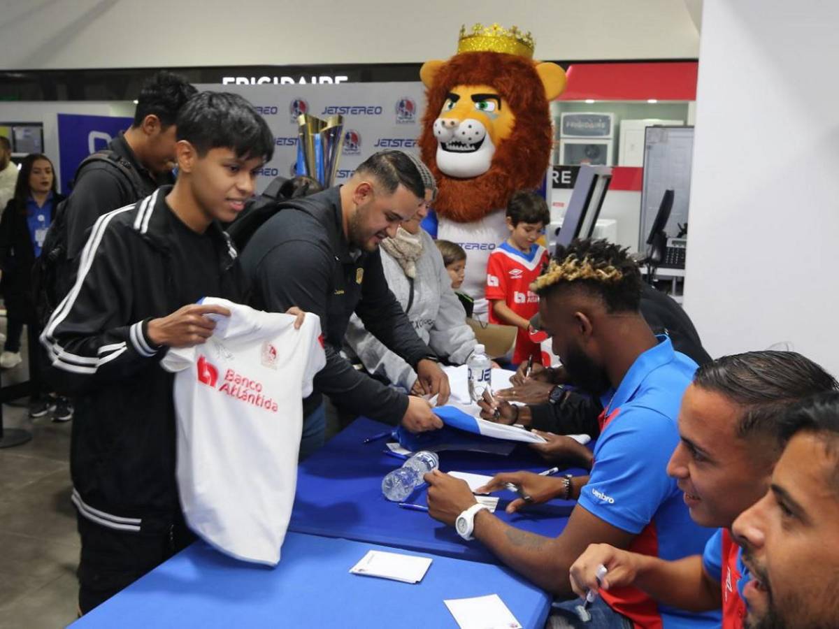 Autógrafos, fotos y trofeos: una tarde inolvidable con el Olimpia