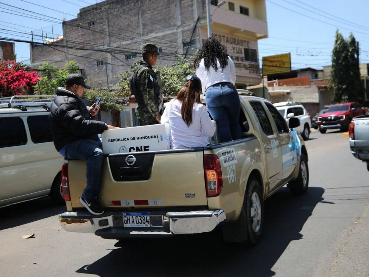 Con cinco horas de retraso, apenas inicia traslado de material electoral en algunos sectores