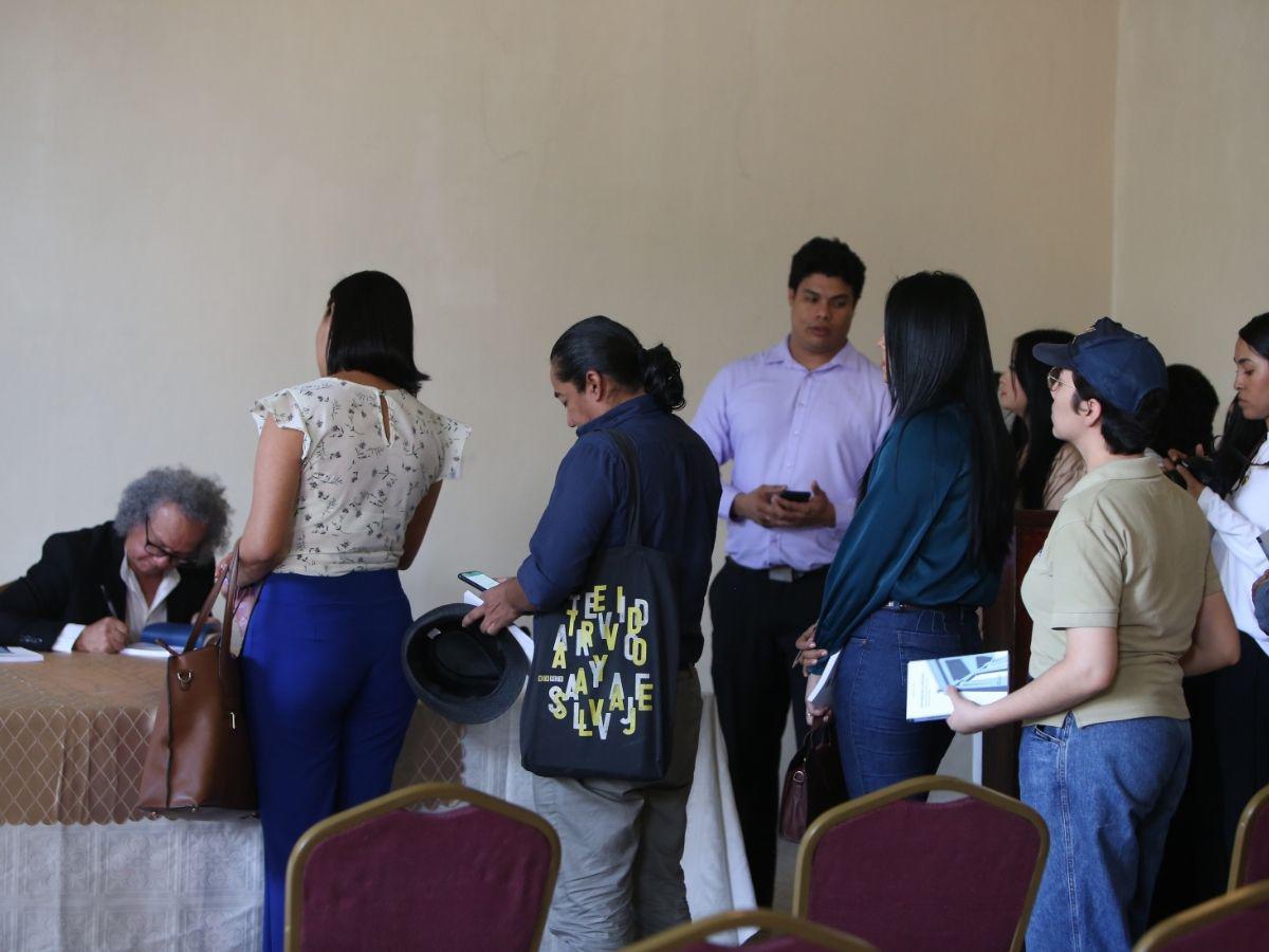 Lanza destinó un momento para autografiar los libros de los asistentes.