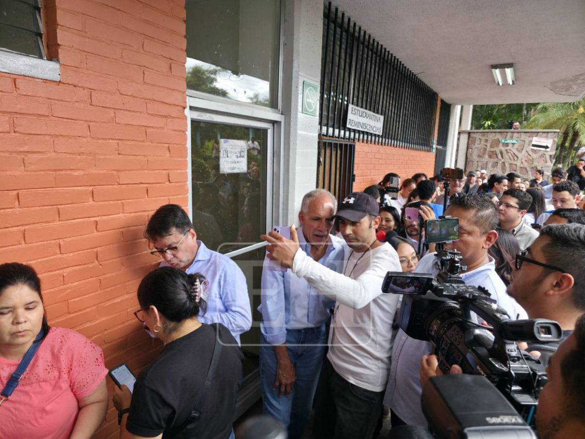 Haciendo fila y tomándose fotos con los votantes: así llegó a votar Nasry Asfura