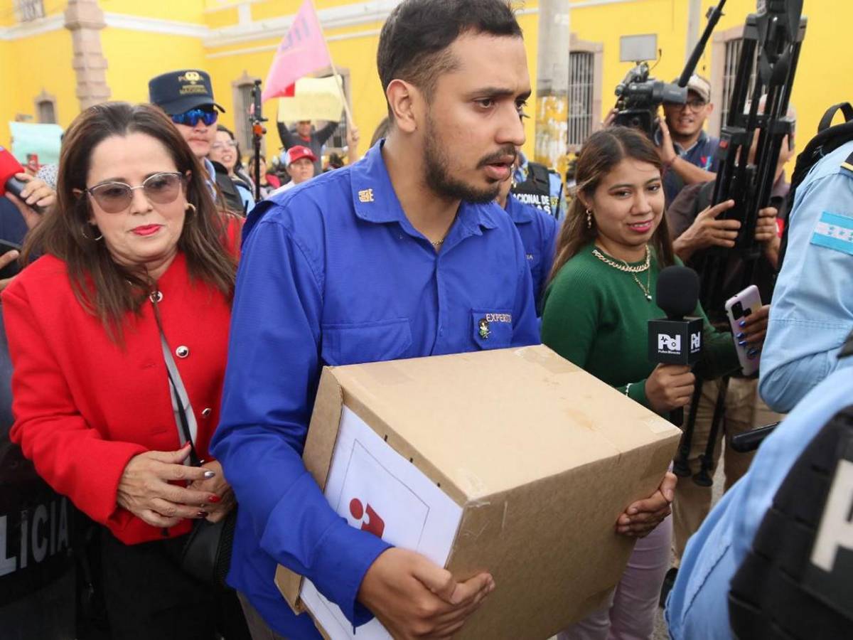 Apoderándose de los portones, colectivos de Libre impiden entrega de ofertas para TREP