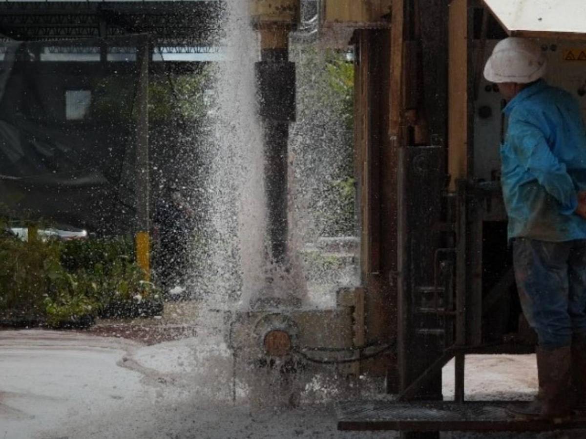 El momento en que brotó el agua durante perforación de pozo en el Distrito Central