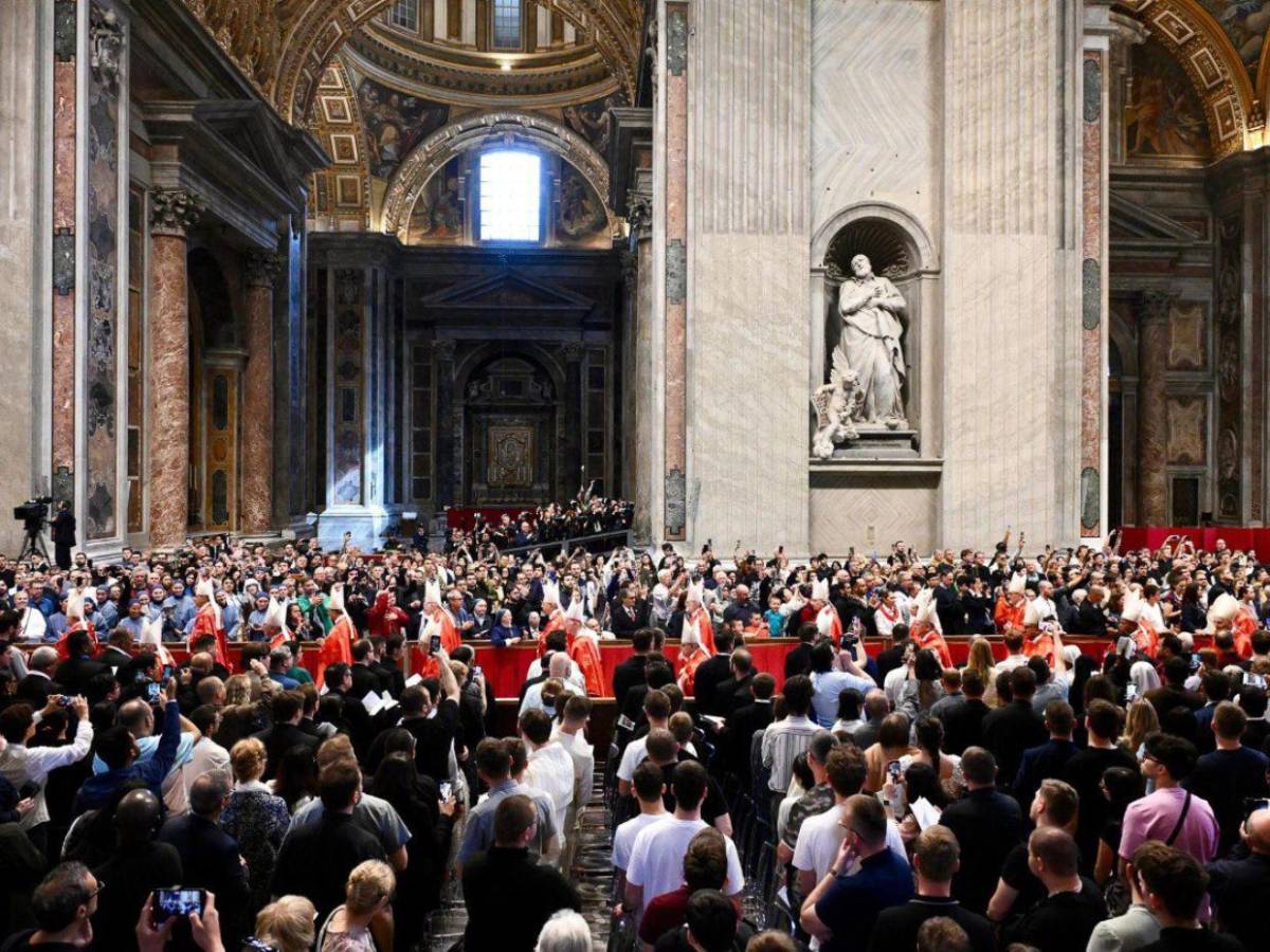 Con multitud de fieles y oraciones: así fue la misa Pro eligendo pontífice en el Vaticano