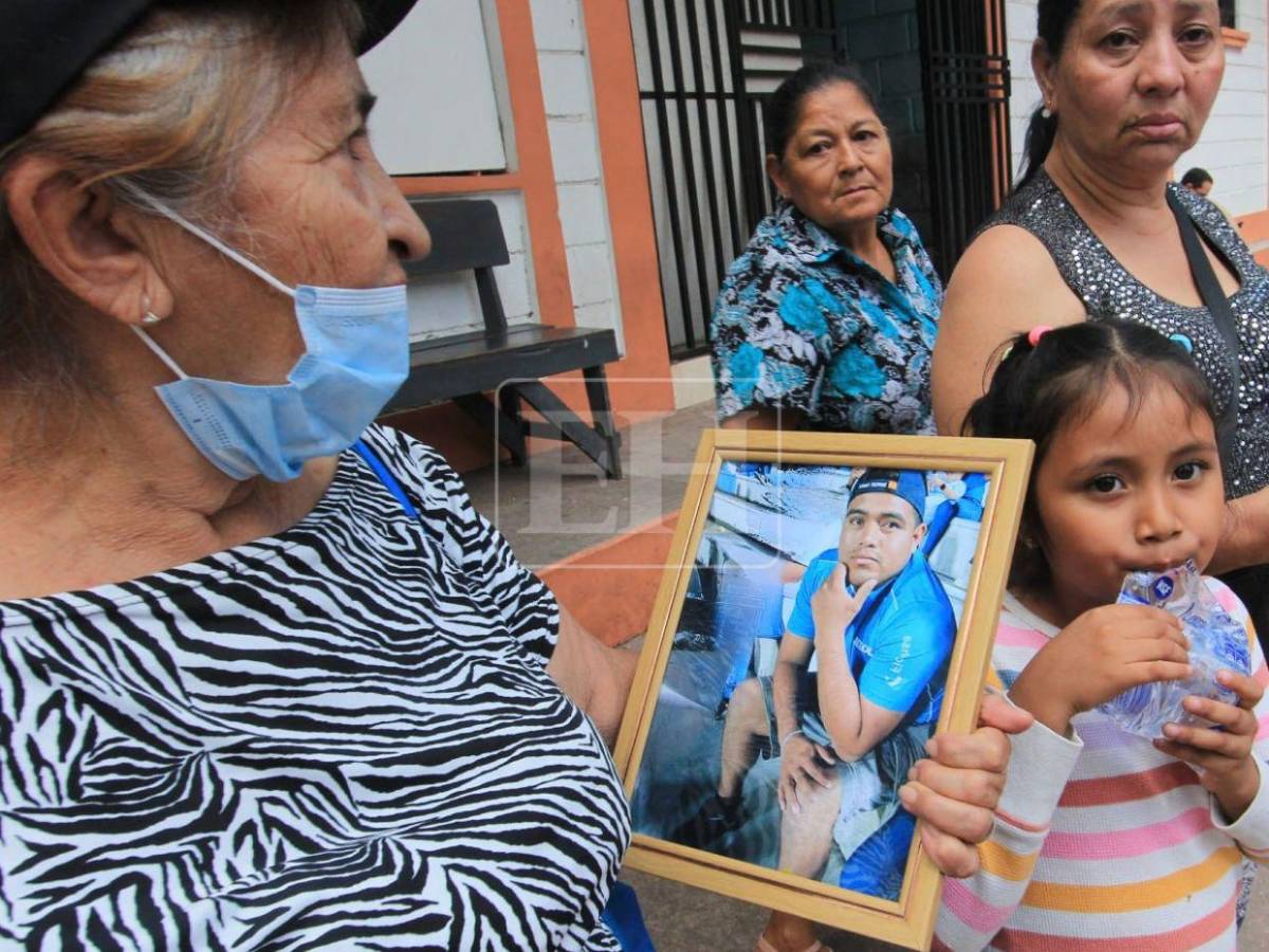 Entre dolor y llanto retiran el cuerpo de Kevin Cruz, joven que mataron en Comayagüela