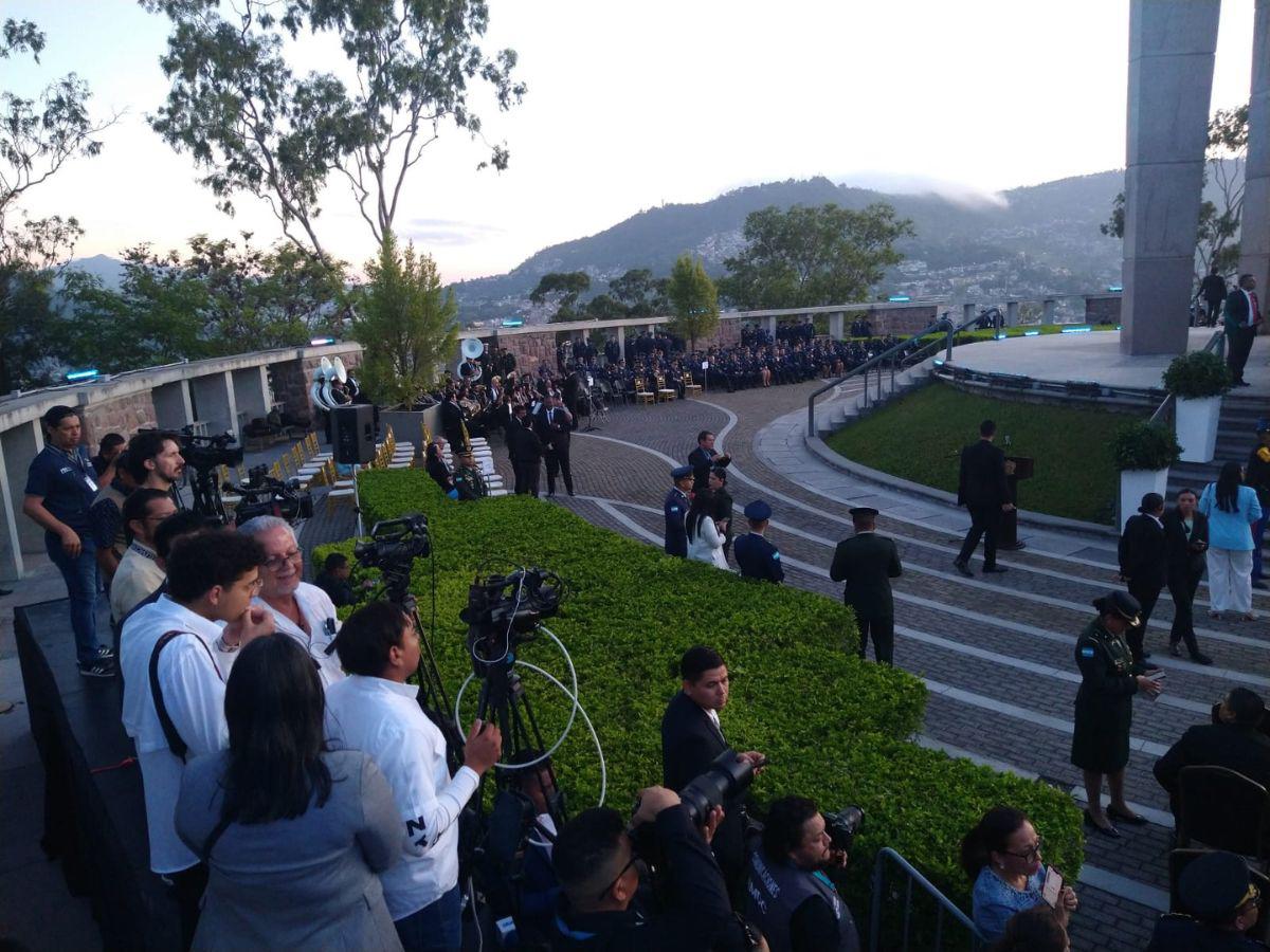 Las imágenes que dejó la ceremonia de izado de la Bandera Nacional en el Juana Laínez