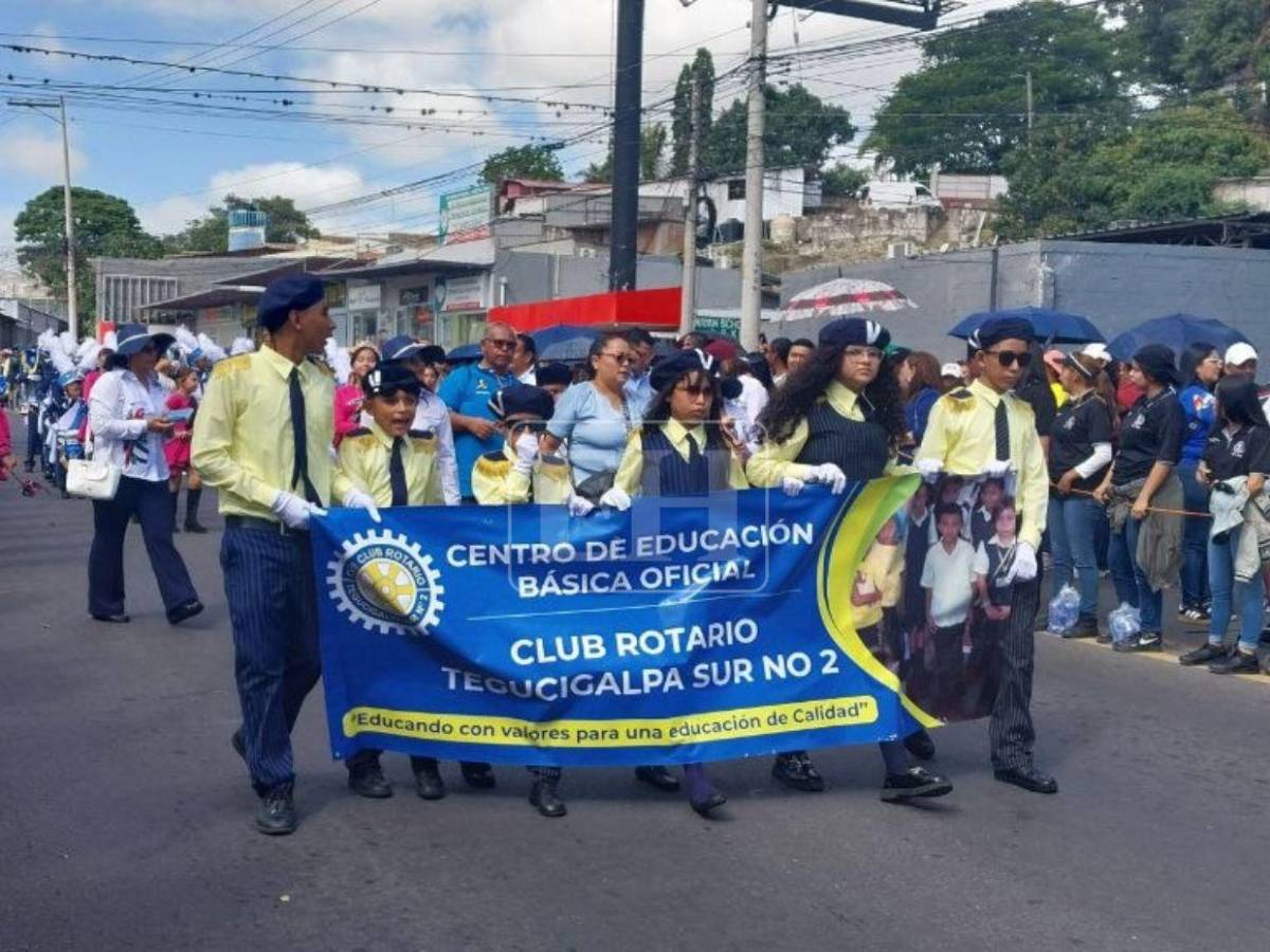 Música, color y ritmo: así se viven los desfiles escolares este domingo en la capital