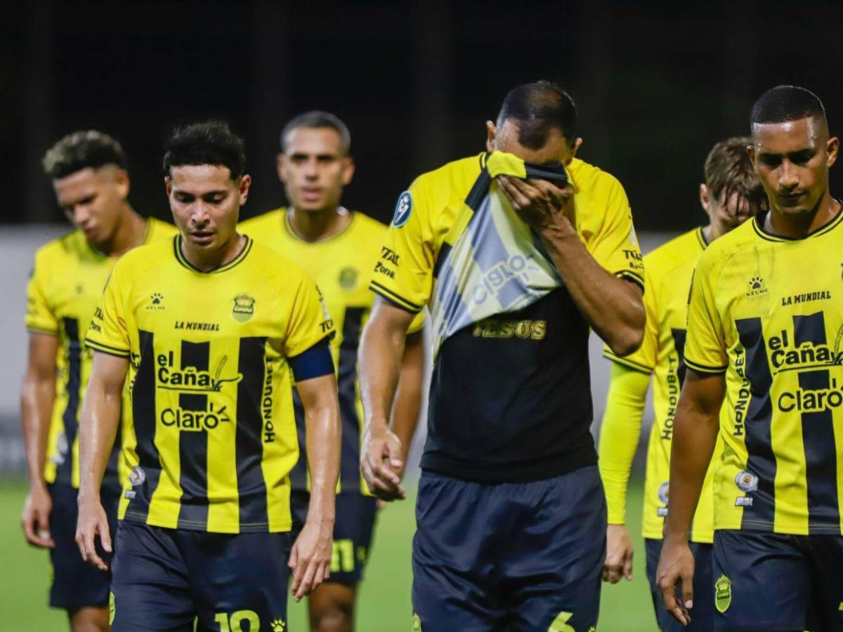 Caras tristes y desconsuelo en los jugadores de Real España en la goleada ante LAFC