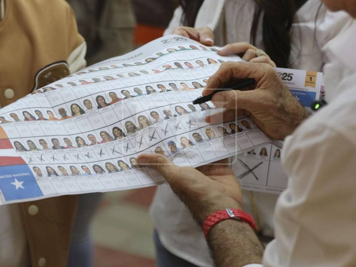 Salvador Nasralla celebra su voto y muestra sus papeletas