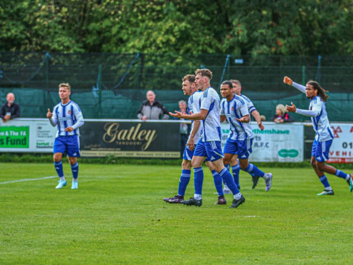 Acompaña a su hijo y a esto se dedica: La nueva vida de Maynor Figueroa en Inglaterra