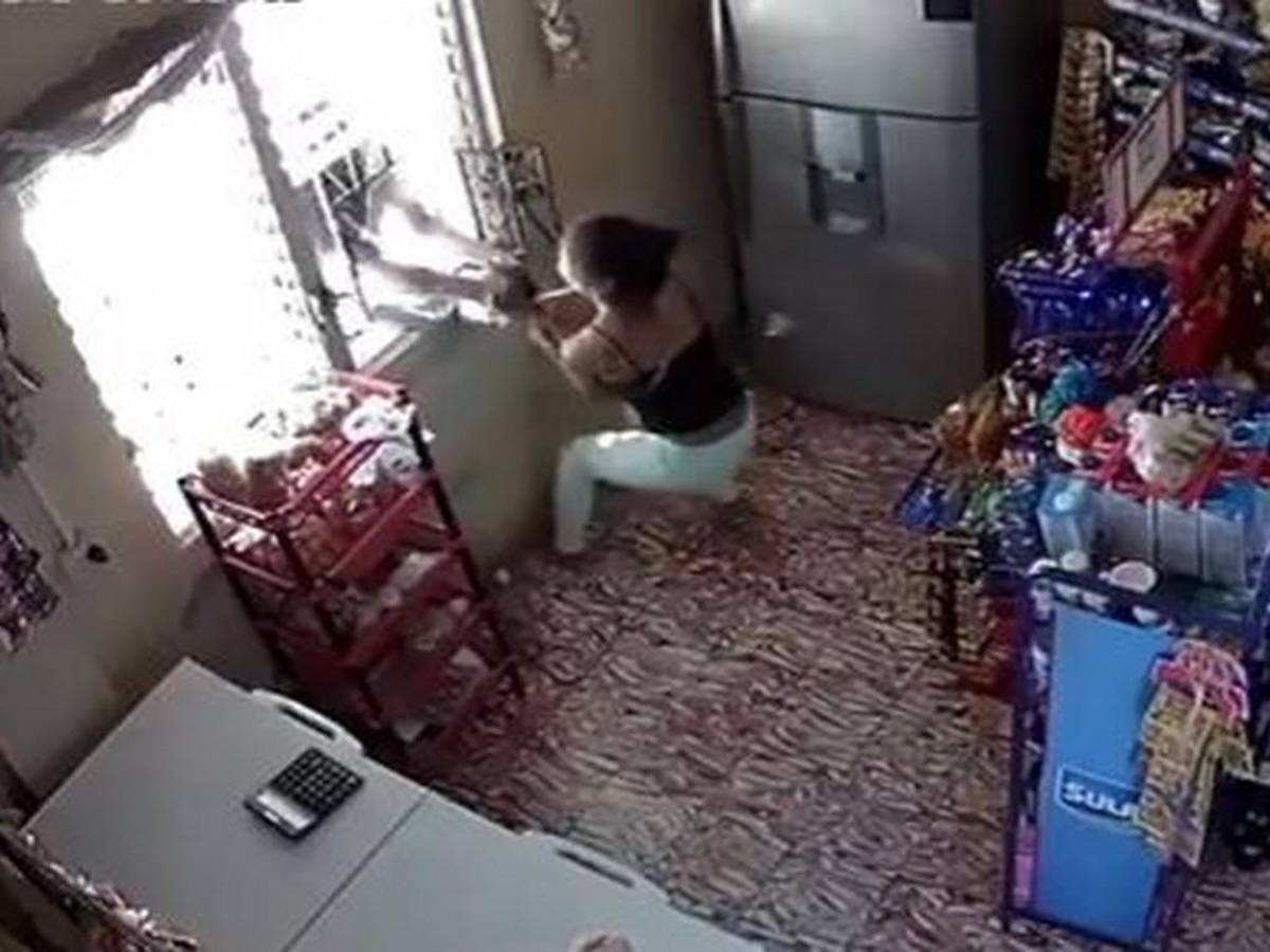 Videos: Captan sujeto huyendo en bicicleta tras asaltar pulpería en Nacaome, Valle