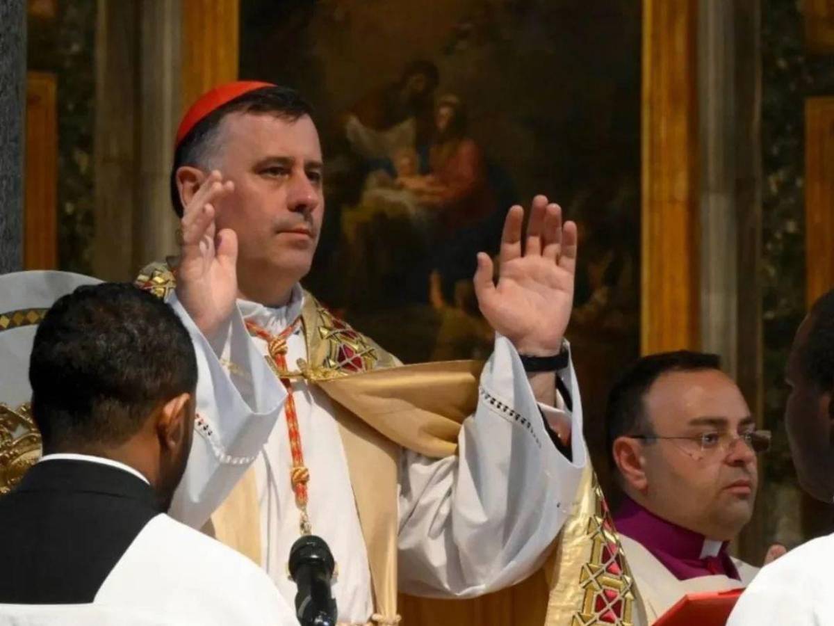 Más de 110 cardenales rezan ante la tumba del papa Francisco en Roma