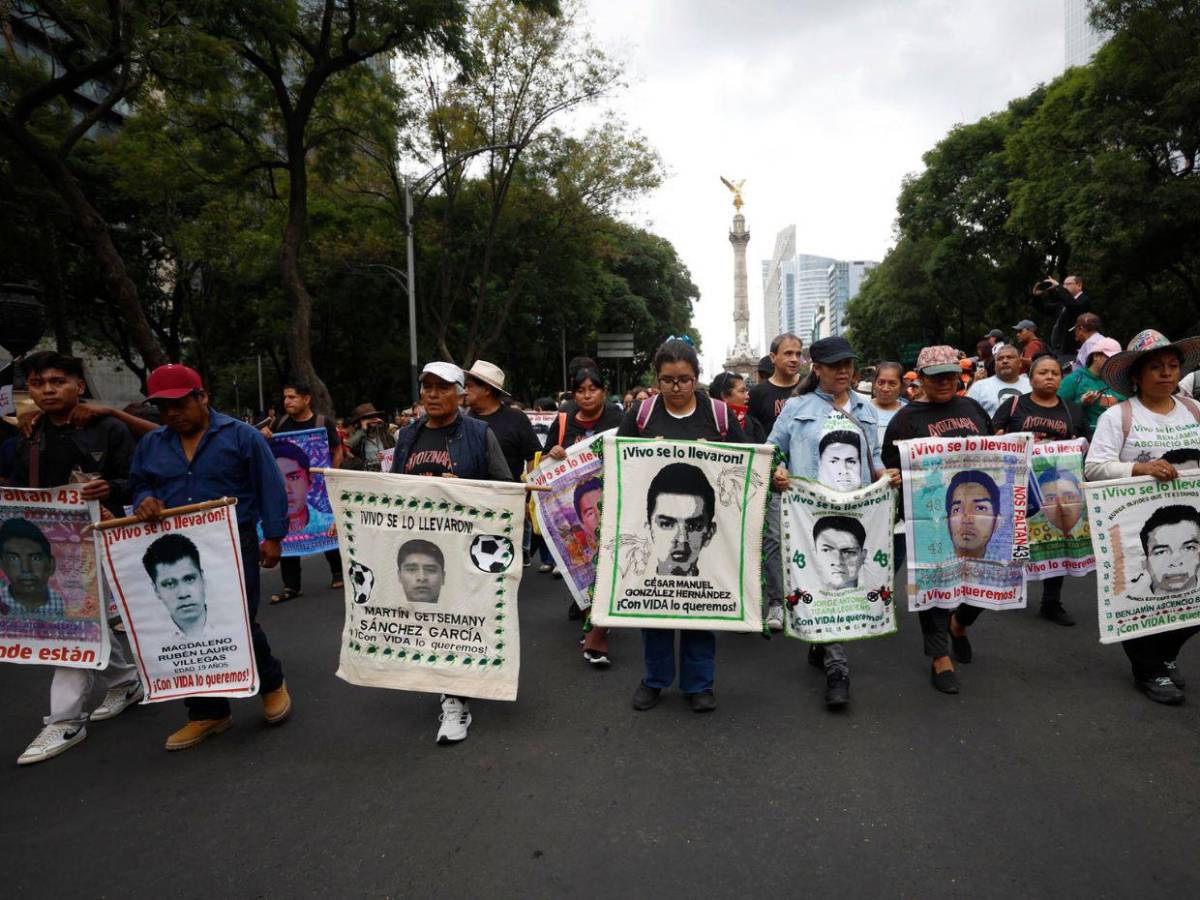 Familias de los 43 de Ayotzinapa marchan en México a 12 años de su desaparición