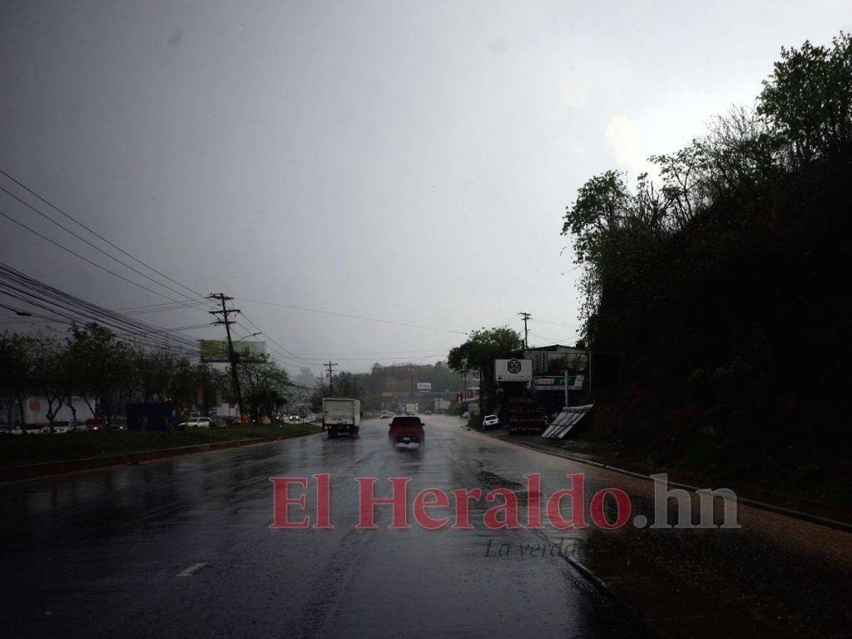Decretan alerta verde en cuatro departamentos por ingreso de onda tropical