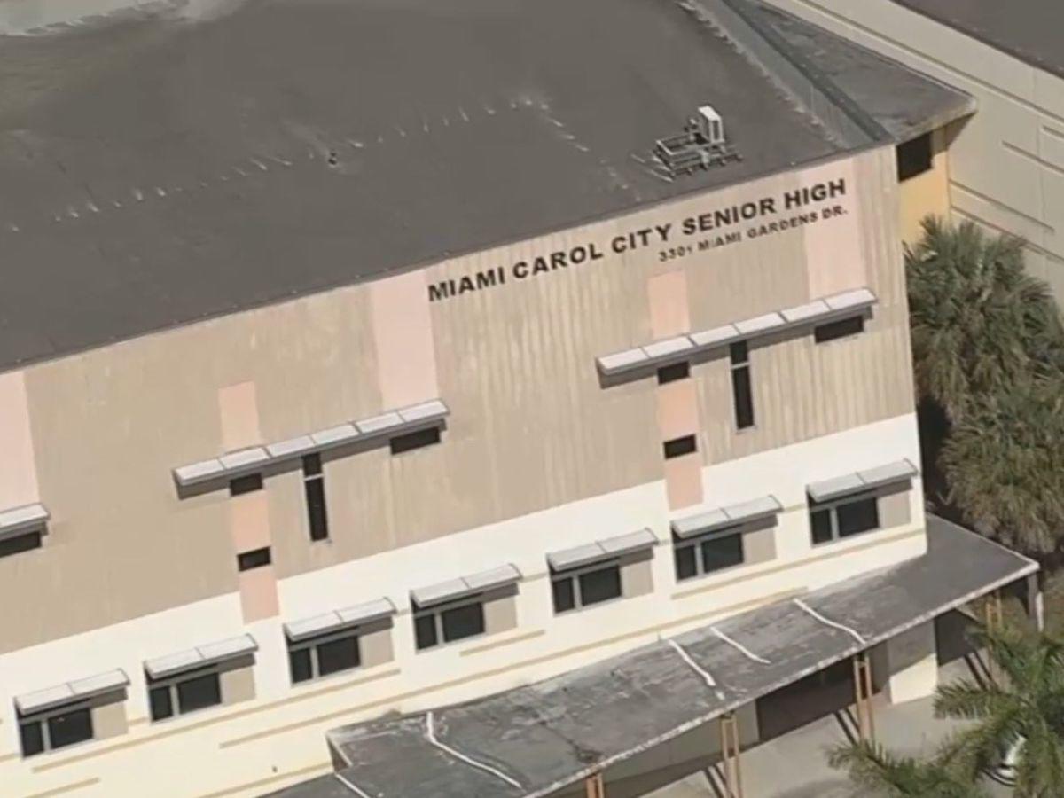 Arrestan a estudiante y decomisan armas en escuela de Miami-Dade