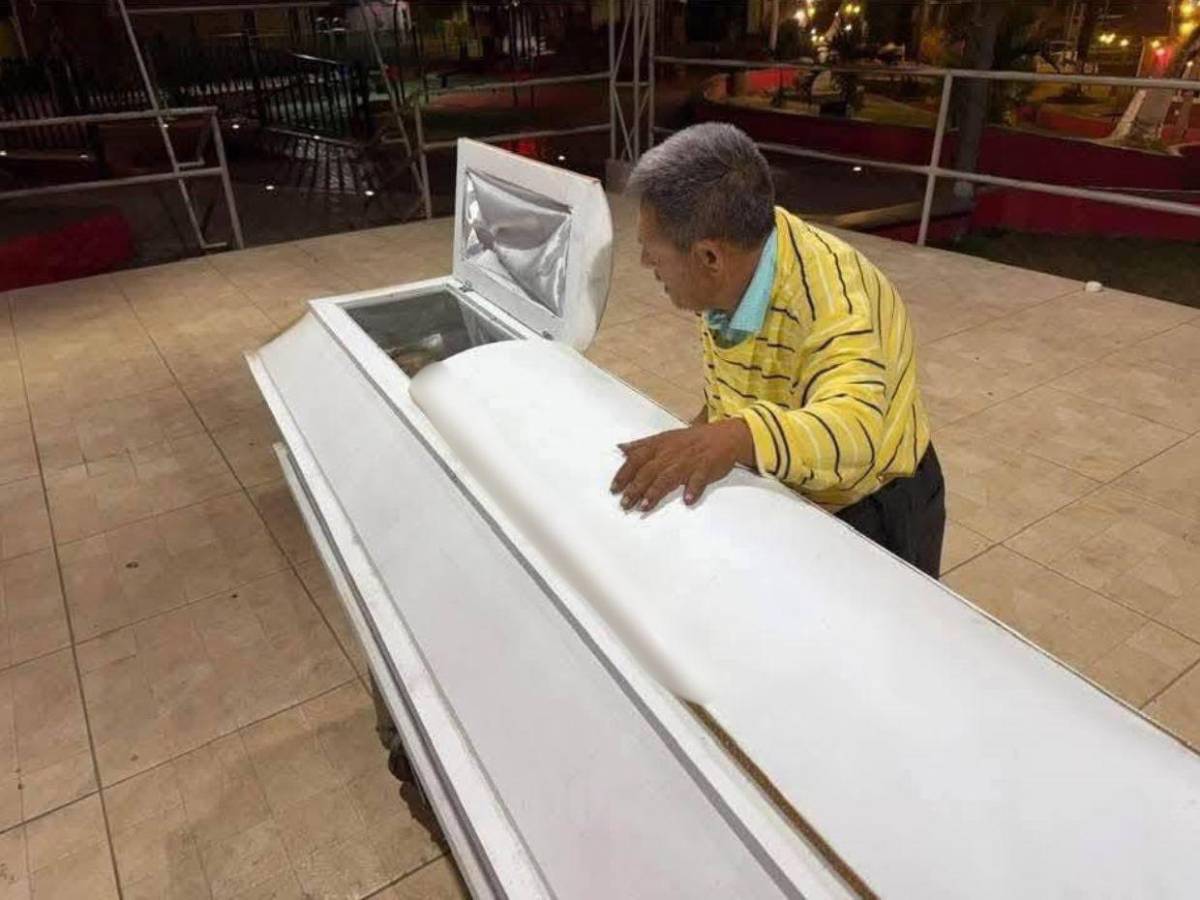 “Se me fue”: hombre conmueve al velar solo a su esposa en  Santa Cruz de Yojoa