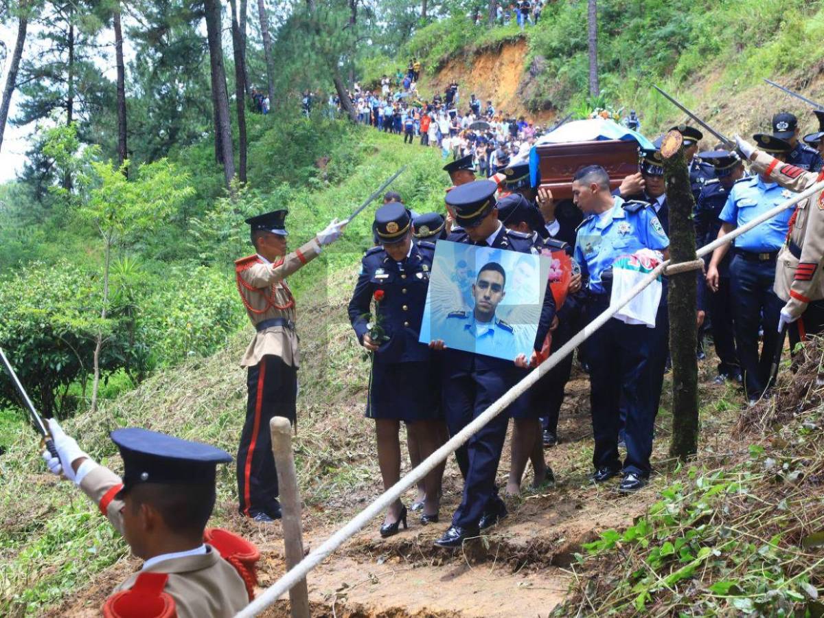 El último beso de despedida de su hijo: conmovedoras fotos del policía Kevin Pérez