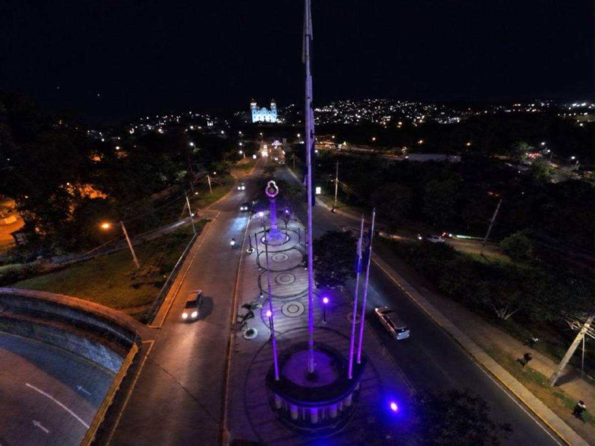 Cáncer de mama: siete plazas de la capital se iluminan de rosa en octubre