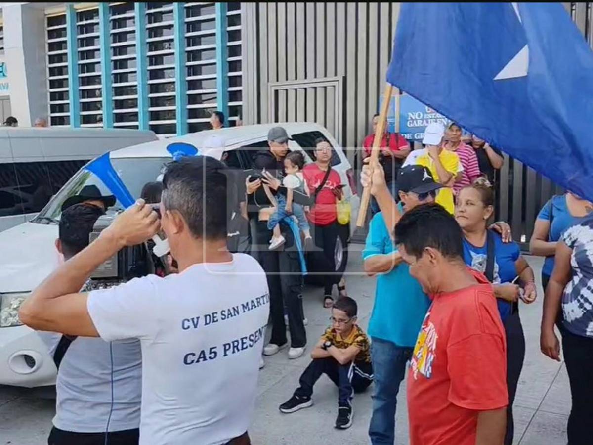 Militantes del Partido Nacional llegan a la CSJ a respaldar a Juan Orlando Hernández