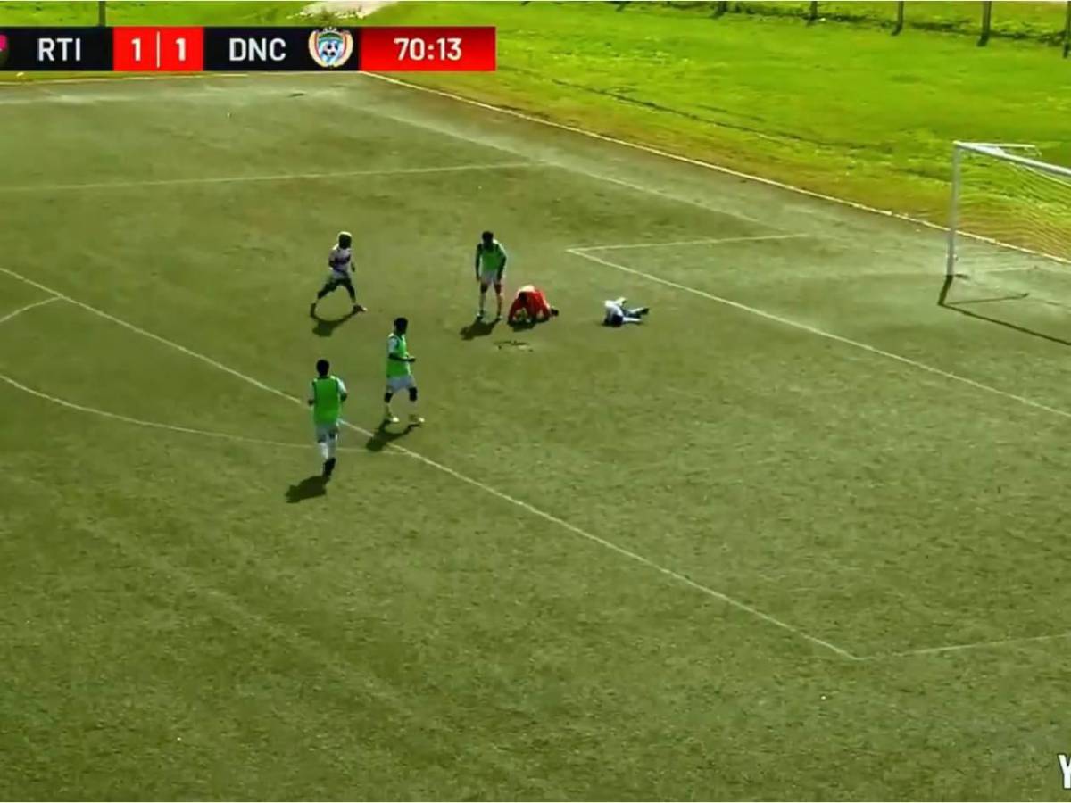Muere futbolista tras fuerte choque con portero en pleno partido