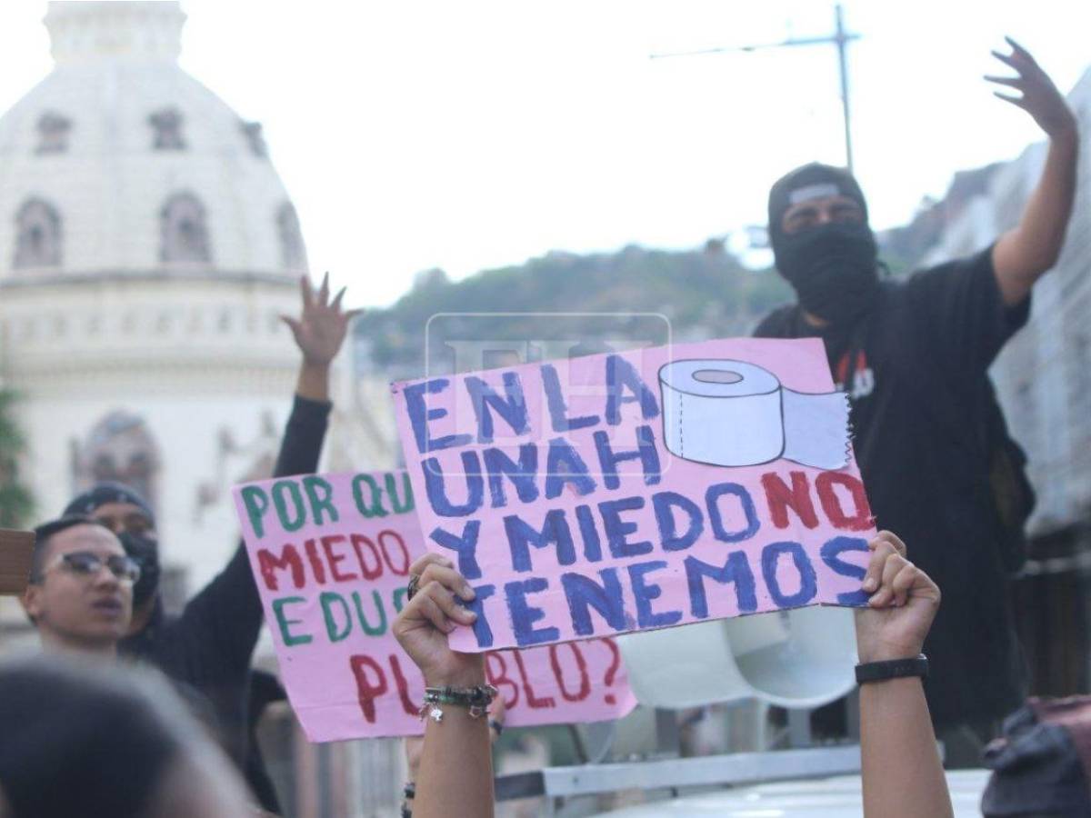 Gas lacrimógeno y piedras: distubios frente al CN tras protesta de estudiantes de la UNAH