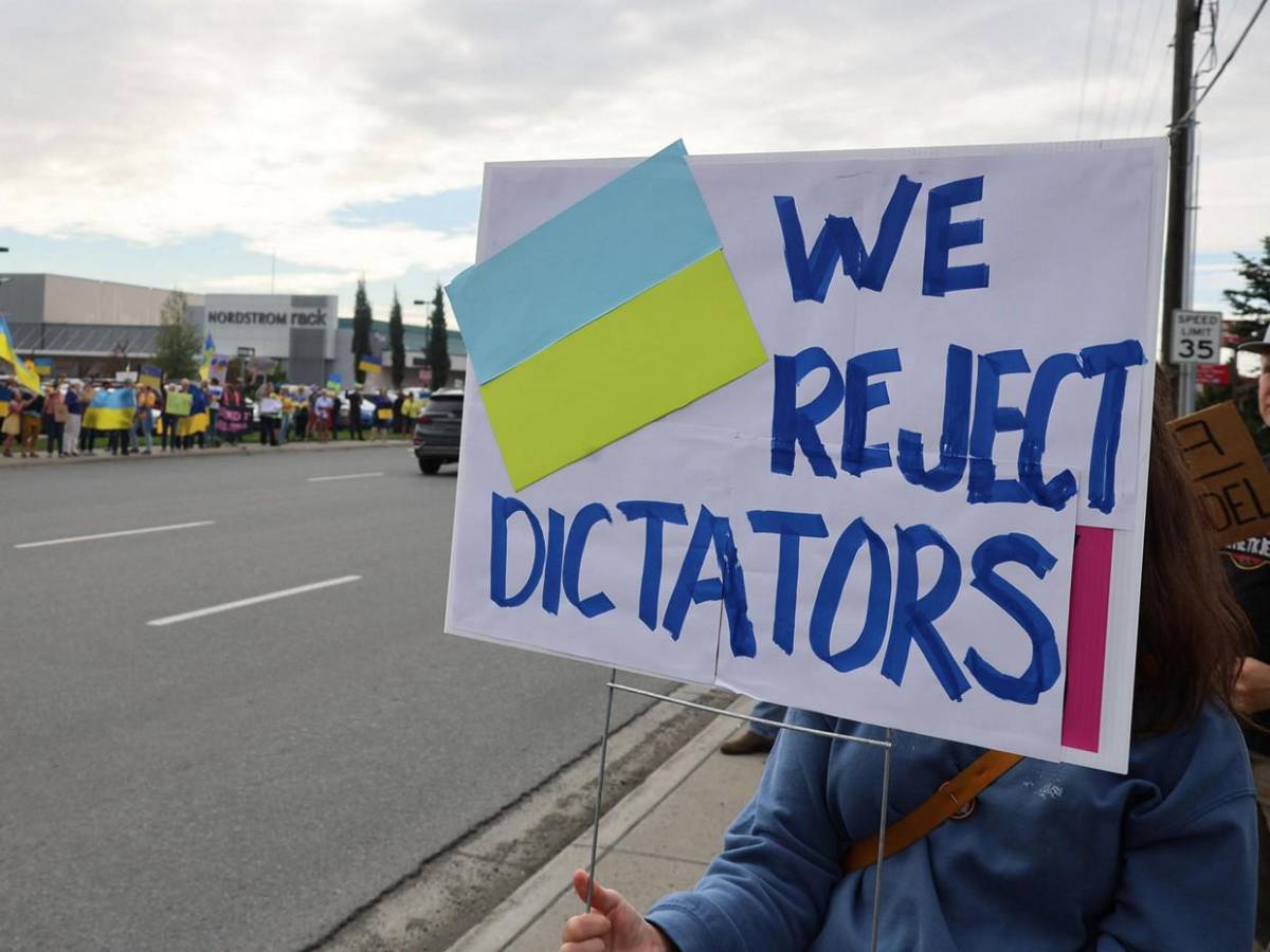 Entre alfombra roja y carteles de rechazo: así fue recibido Putin en Alaska