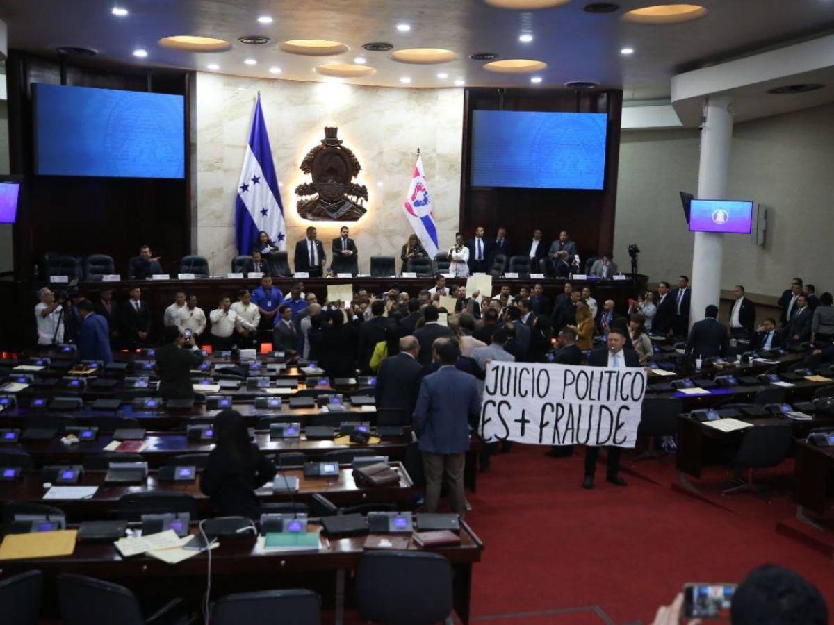 Empujones y gritos en el Congreso tras lectura de denuncia de juicio político