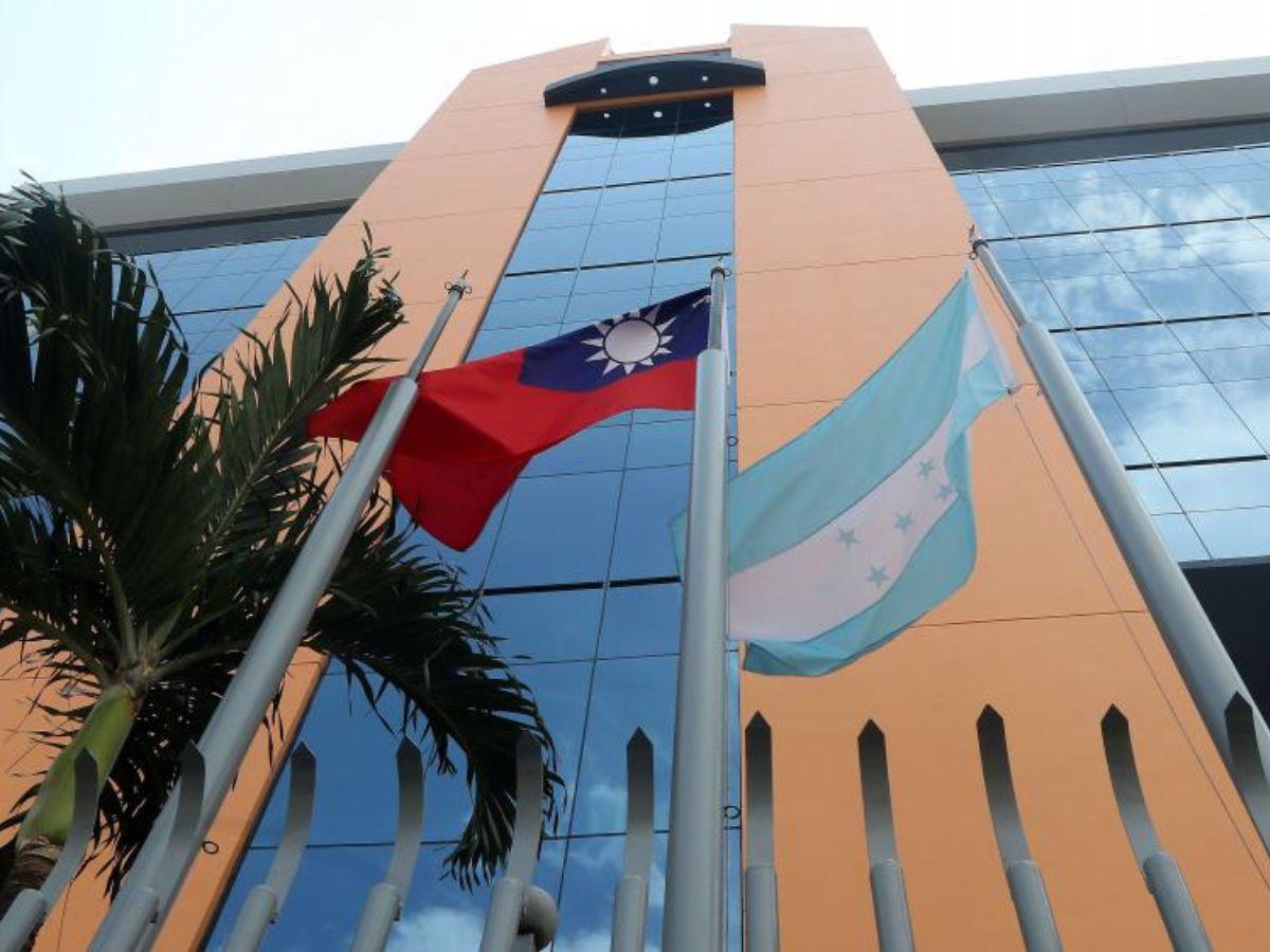 Padres de becarios en Taiwán exigen al gobierno cumplir con compromiso para pago de becas