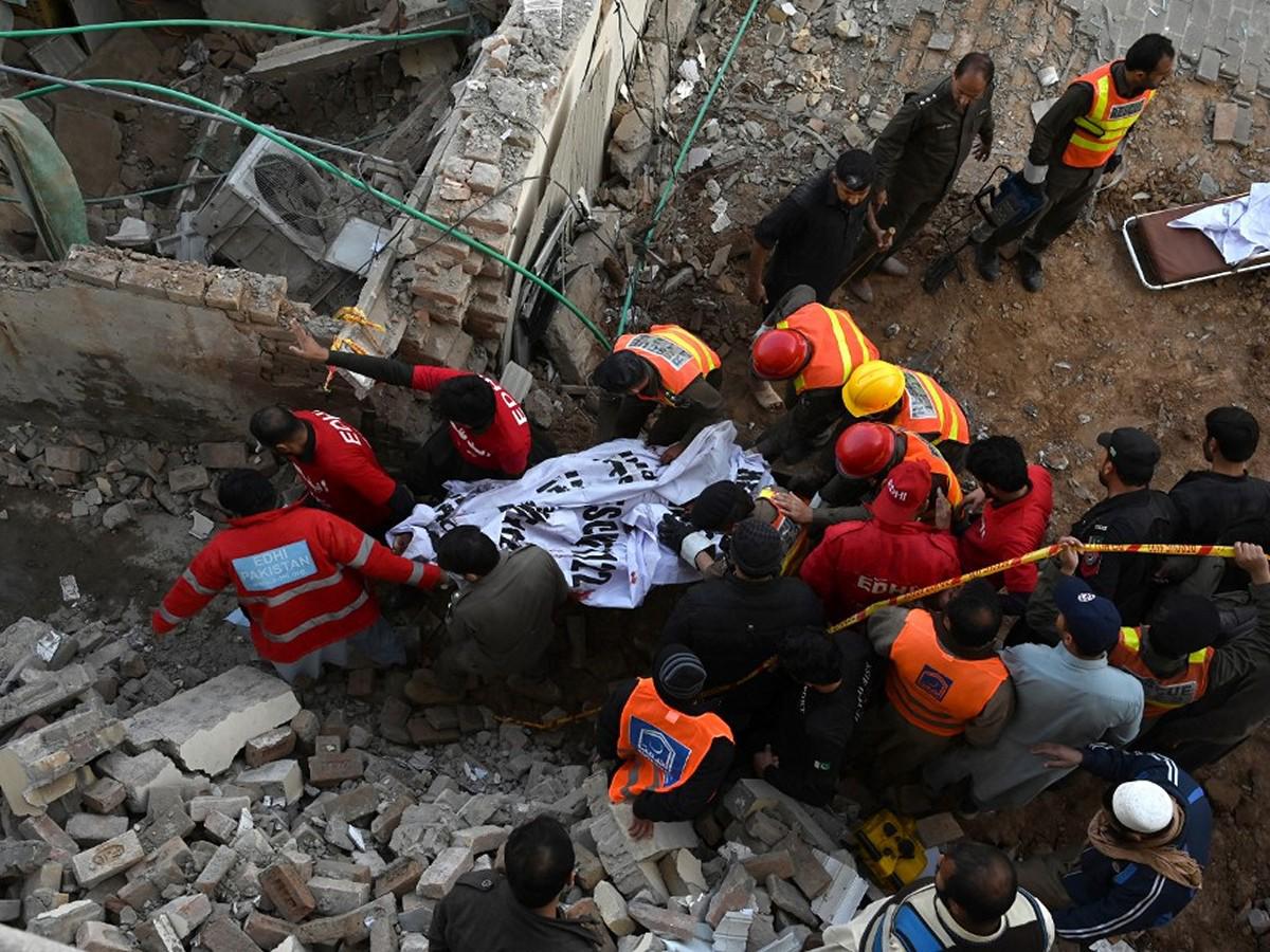 Un periodista de AFP en el lugar vio supervivientes ensangrentados salir de entre los escombros.