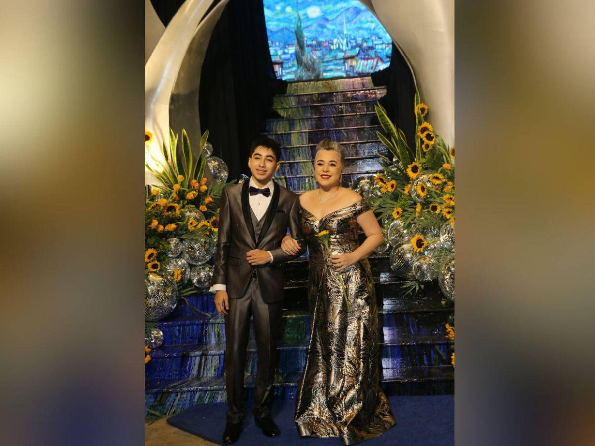 Desfile de los seniors 2025 de la Dowal School junto a sus padres