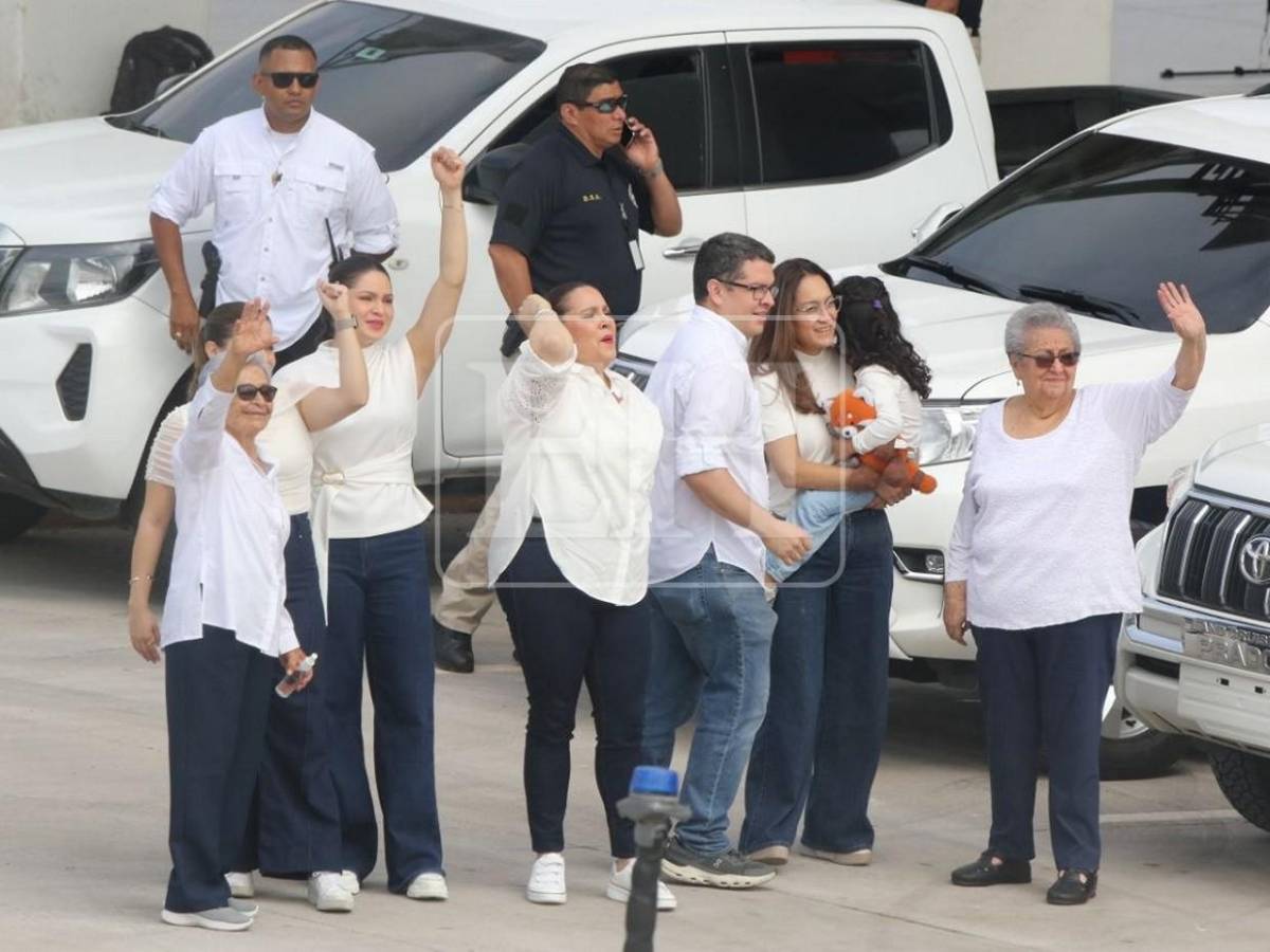De blanco y entre abrazos: así esperó familia Hernández a JOH en Palmerola